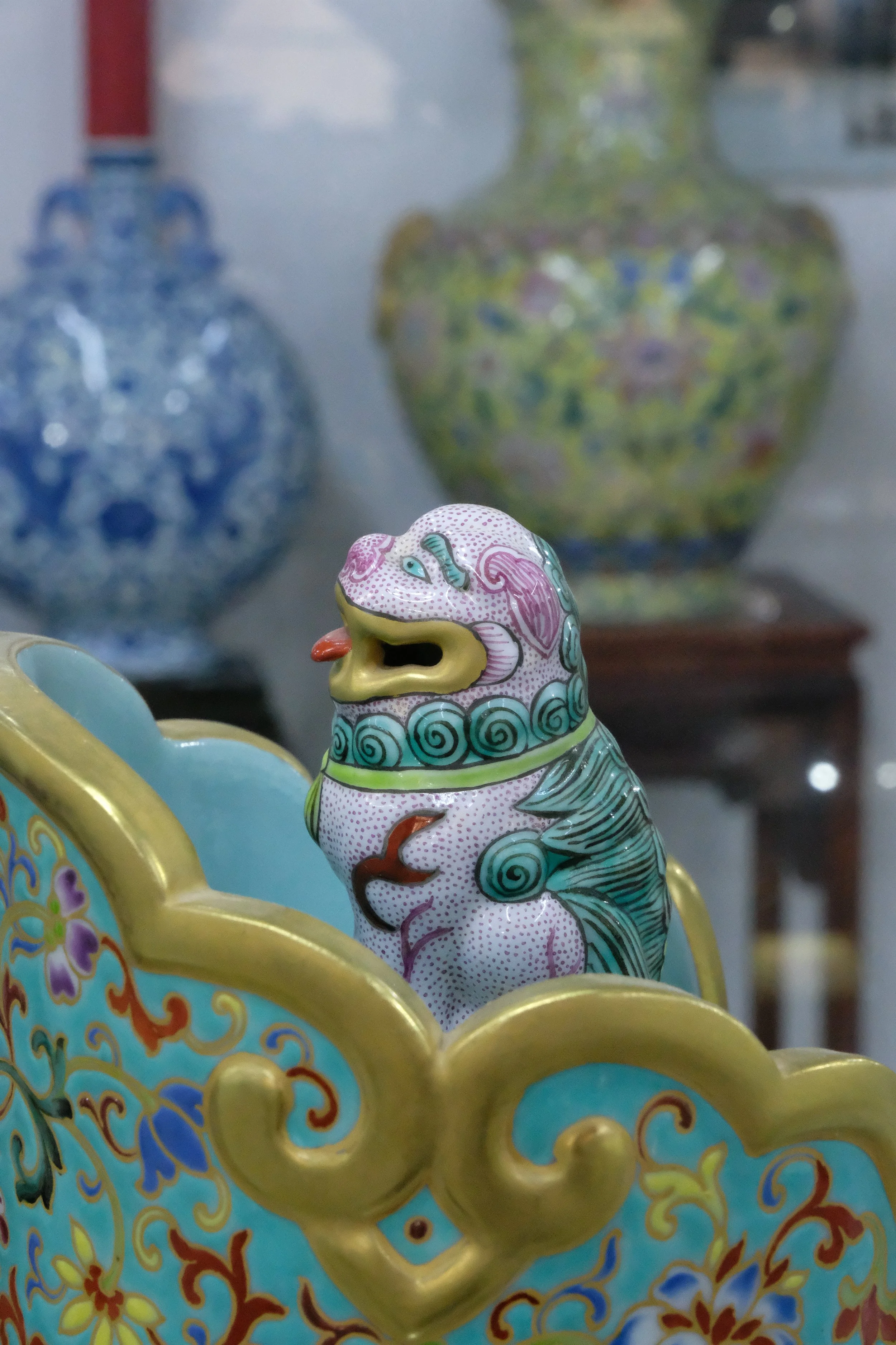 dragefigur i keramikk, kinesisk porselen fra en repliukafabrikk i jingdezhne