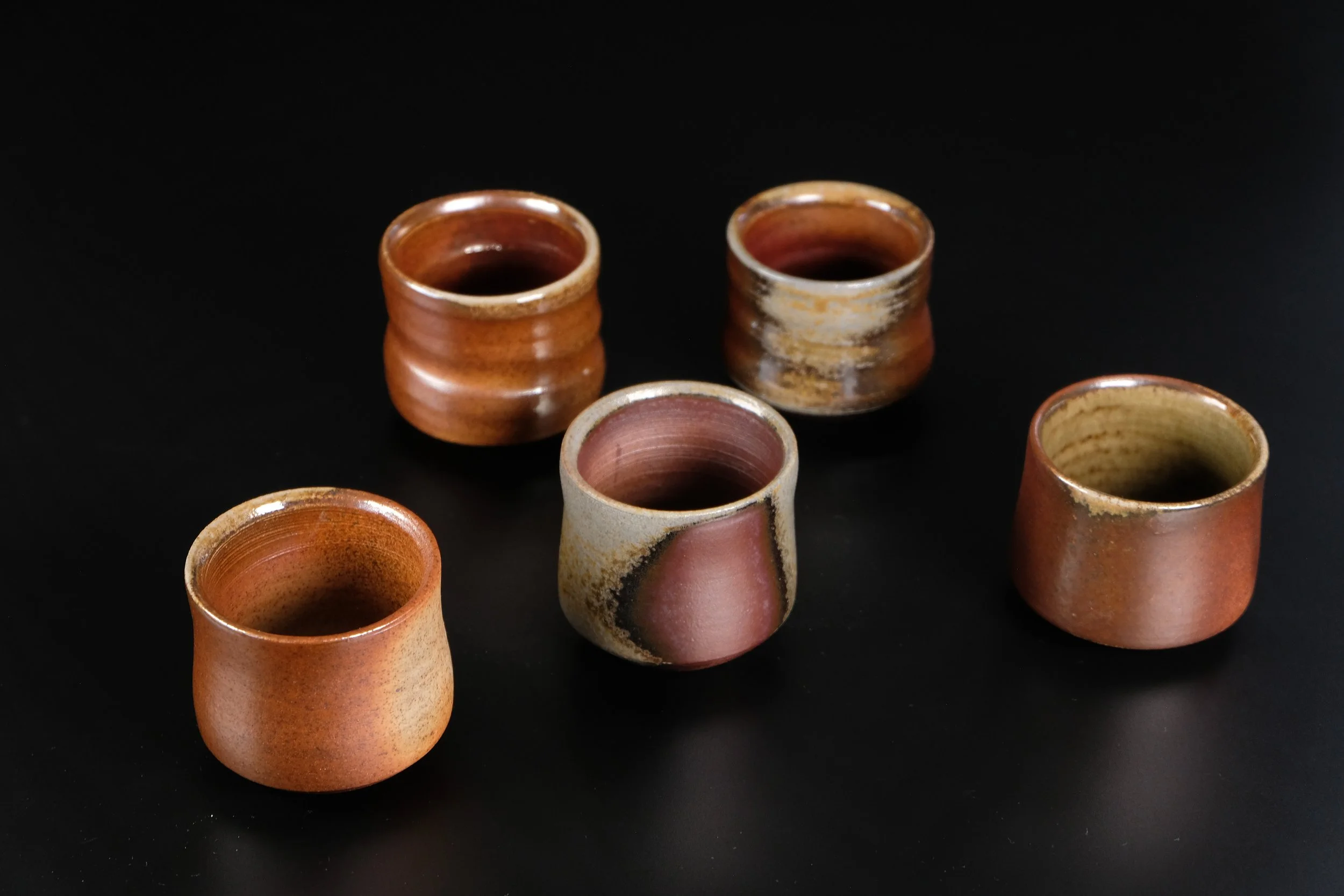 vedfyrte espressokopper med unikt flammemønster eller flashing. Brent i en trainkiln og reduksjonskjølt