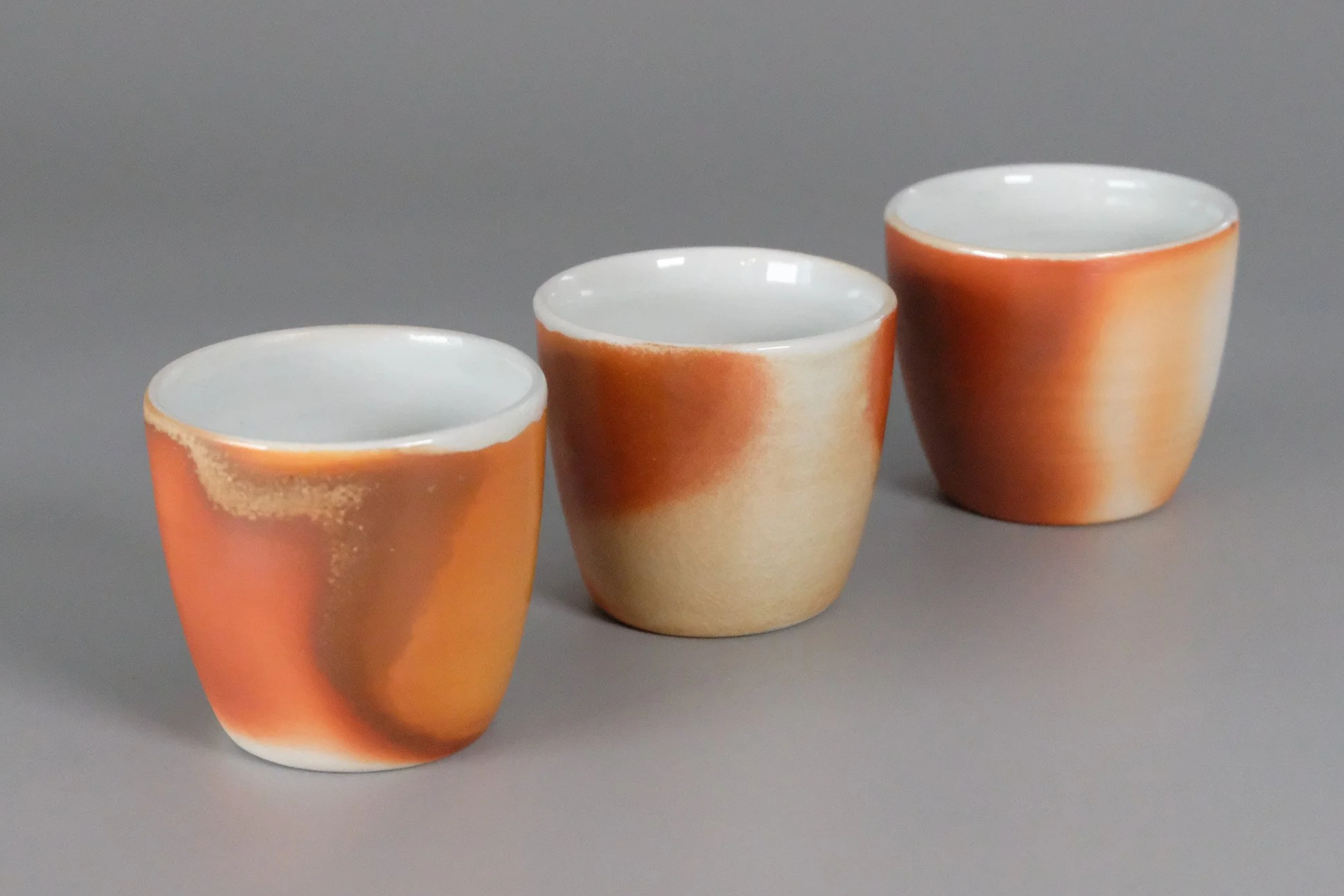 vedfyrte kopper med flammemøsnter også kalt flashing og askeglasur