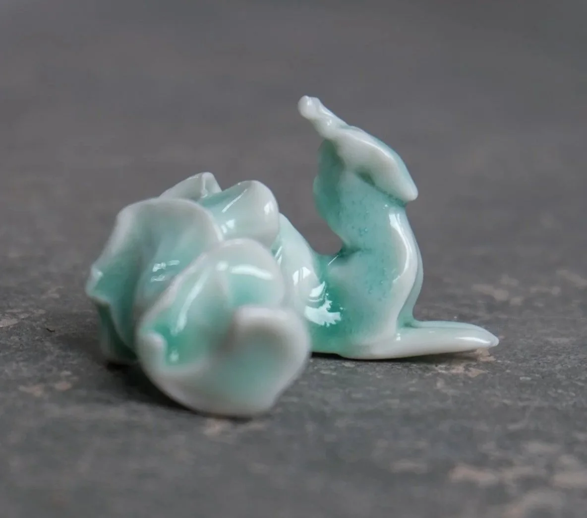 Porselen dragefigur celadon