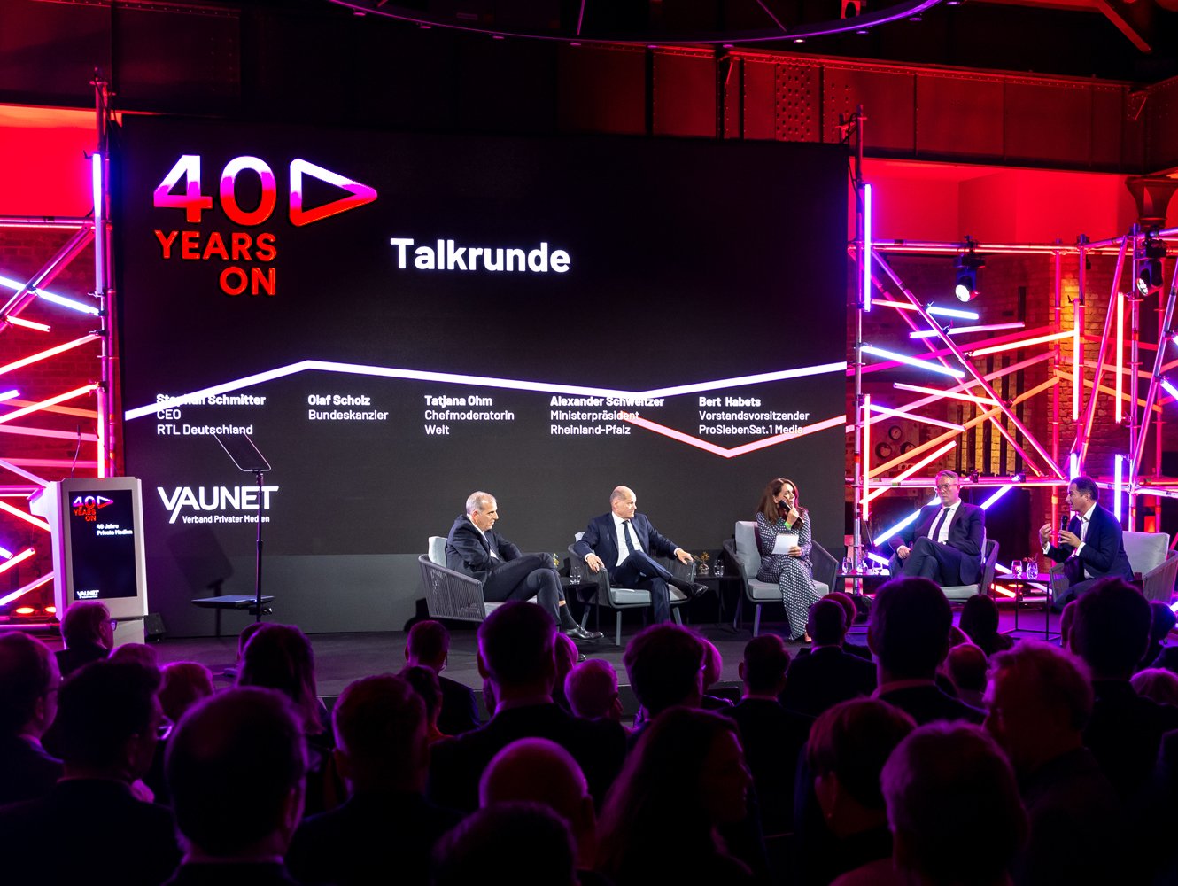 VAUNET: Tritt ein für die  Interessen seiner Mitglieder. Klar und deutlich, wie unser Design.