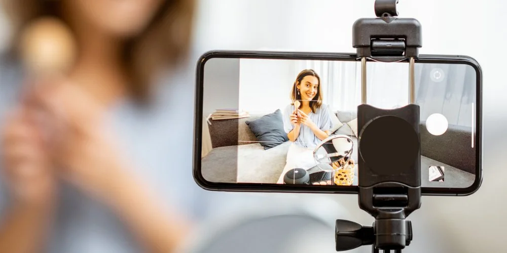 Hook Them in 3 Seconds: How to Stop the Scroll With Your Beauty Content