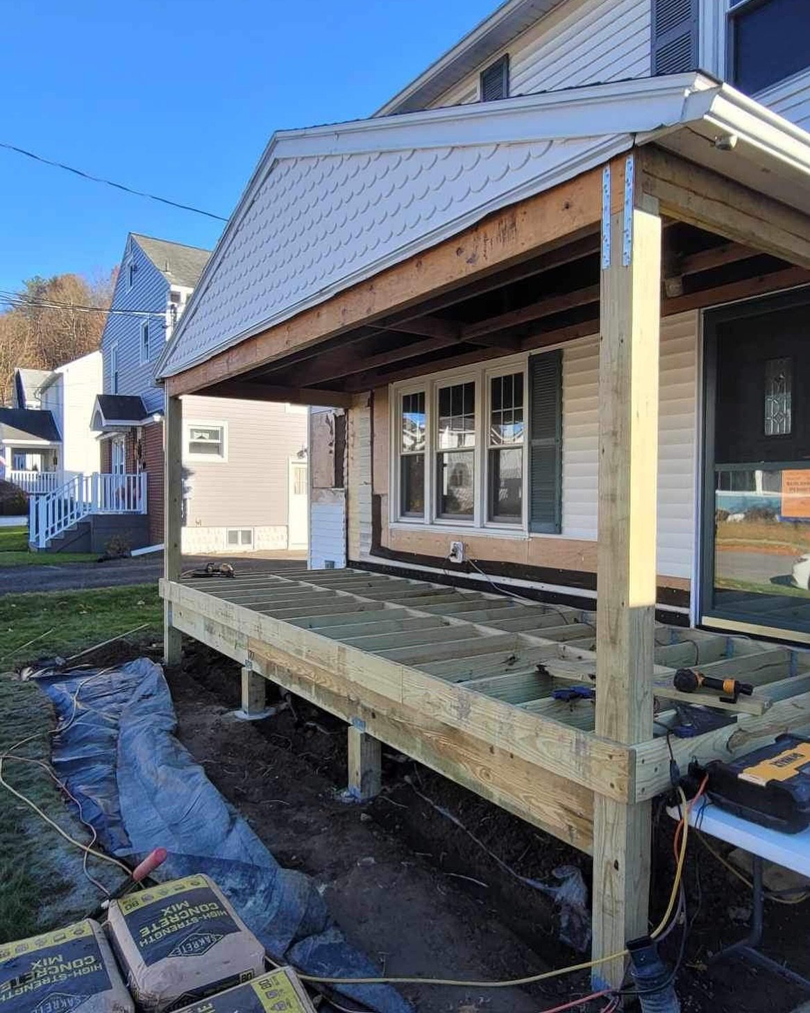 Thanks to Dan at @srarchstudio  for coming out on such short notice and for providing the specs and paperwork for the porch roof header.  It&rsquo;s the only porch in the neighborhood with a nice open view and only 2 posts in the corners!

#vickerscu