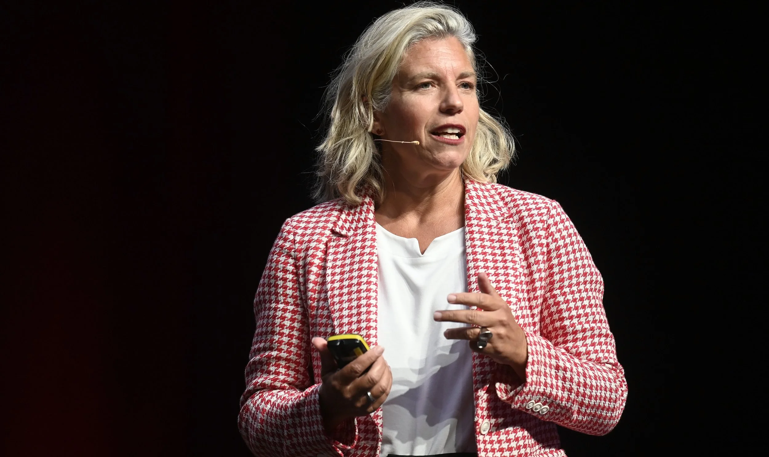 Carole Häusermann war am KMU Swiss Symposium 2024 «Kreativität/Firmenkultur - Basis für nachhaltigen Erfolg!» Referentin.