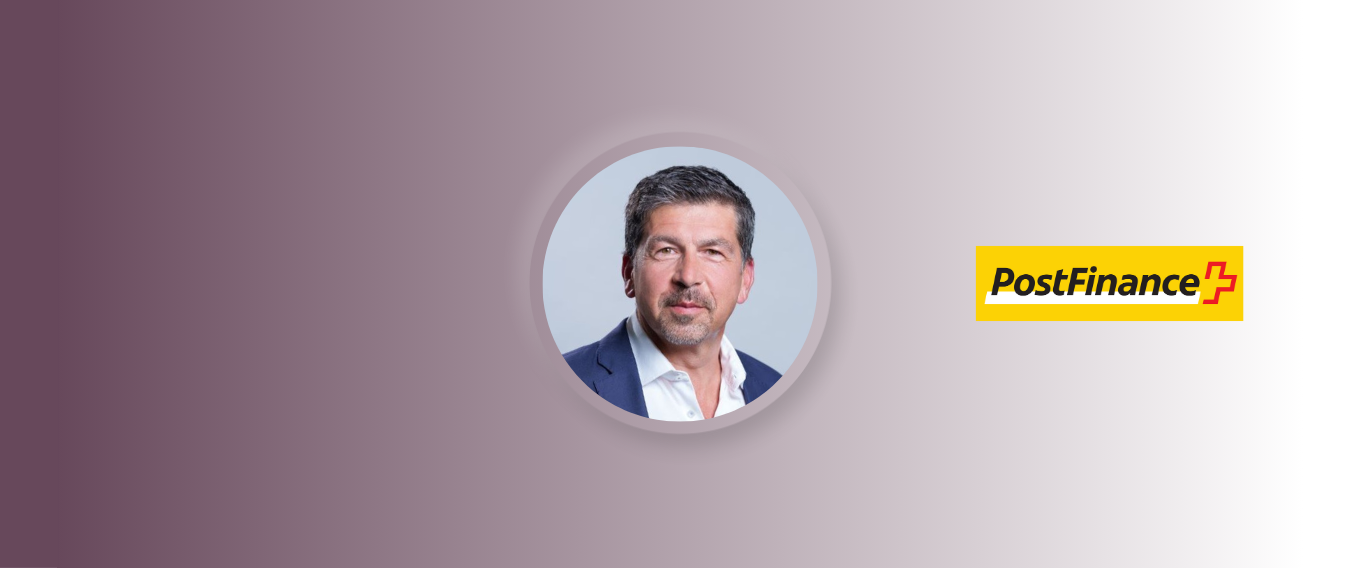 Porträt von Bernhard Lachenmeier, umgeben von einem Farbverlauf mit einem Logo, das 'Postfinance' zeigt.