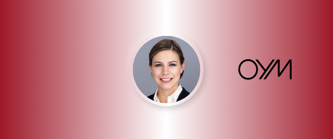 Porträt von Noëmi Thum, umgeben von einem Farbverlauf mit einem Logo, das 'OYM' zeigt.