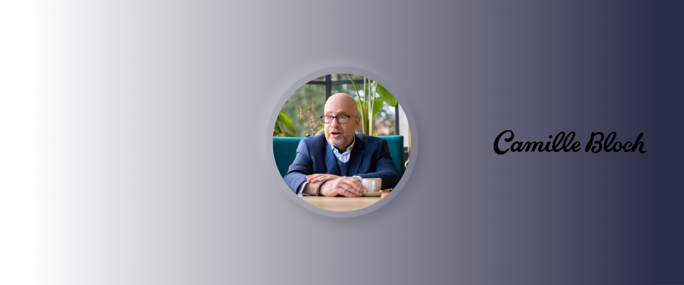 Porträt von Stéphane Bloch, umgeben von einem Farbverlauf mit einem Logo, das 'Camille Bloch' zeigt.