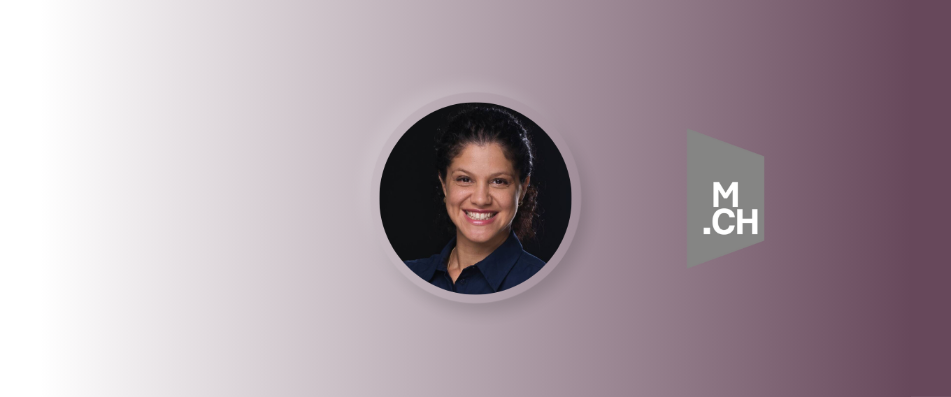 Porträt von Sarah Borrey, umgeben von einem Farbverlauf mit einem Logo, das 'MCH' zeigt.