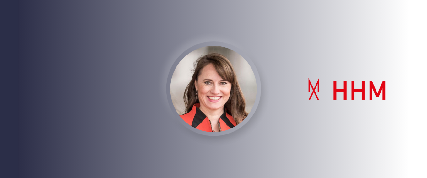 Porträt von Stephanie Züllig, umgeben von einem Farbverlauf mit einem Logo, das 'HHM' zeigt.