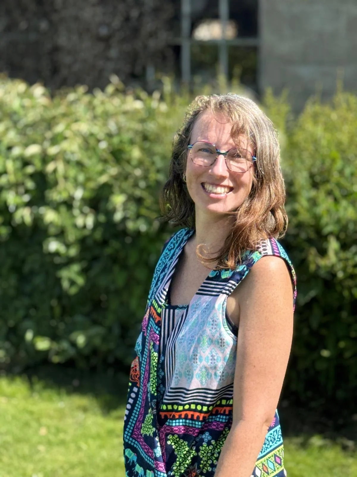 Yuna, Travel Planner slow écoresponsable, qui sourit en pleine nature