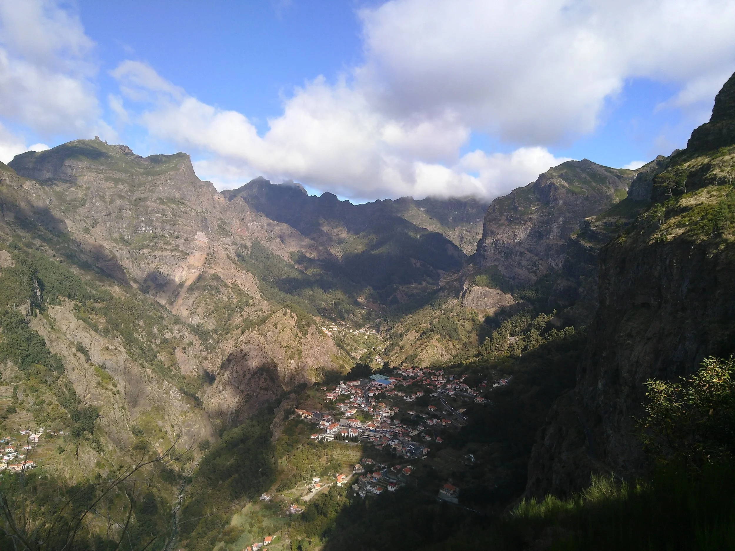 Village niché au creu de la montagne Madère