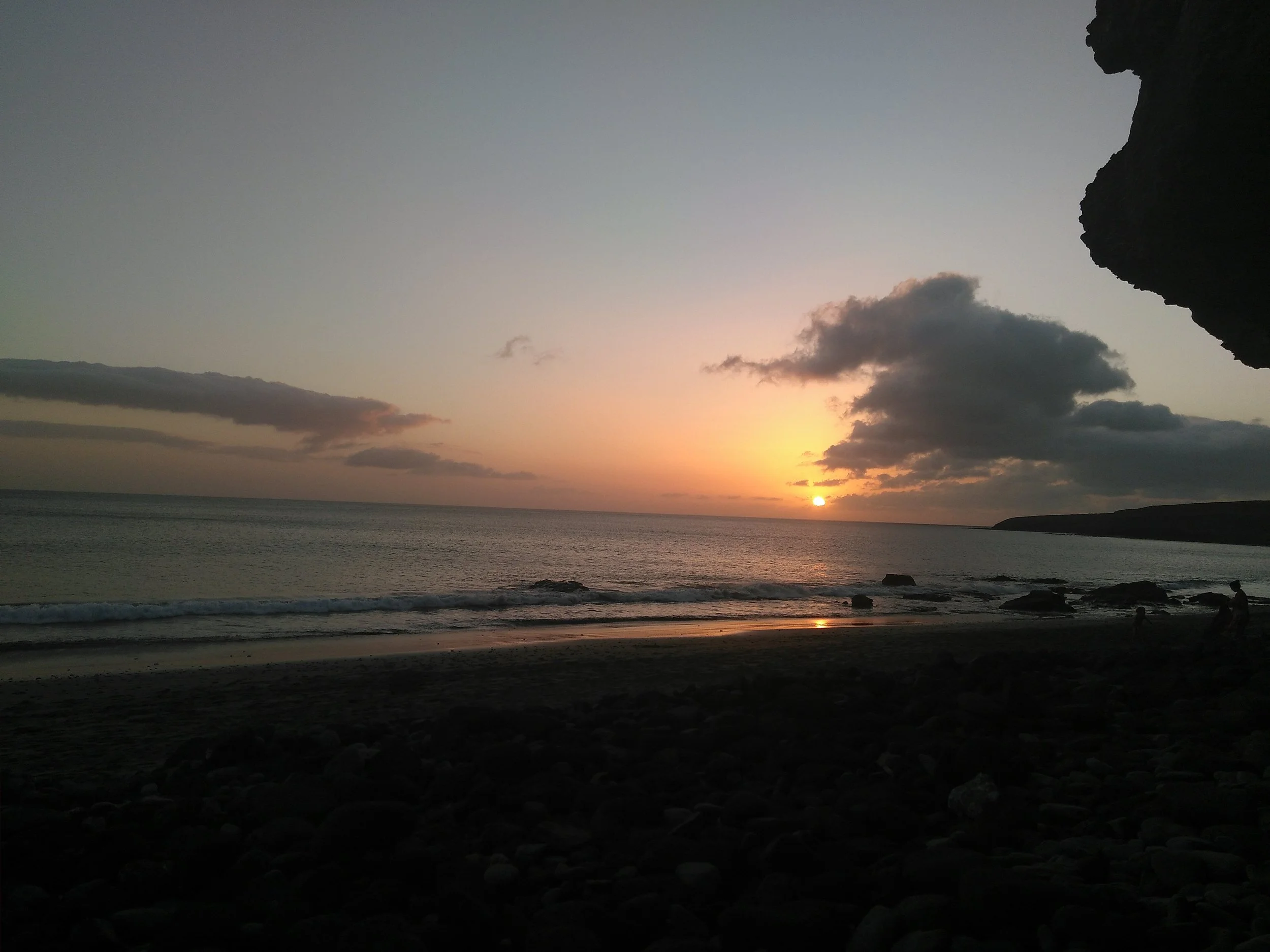 Plage au sud de fuerteventura. Coucher de soleil.