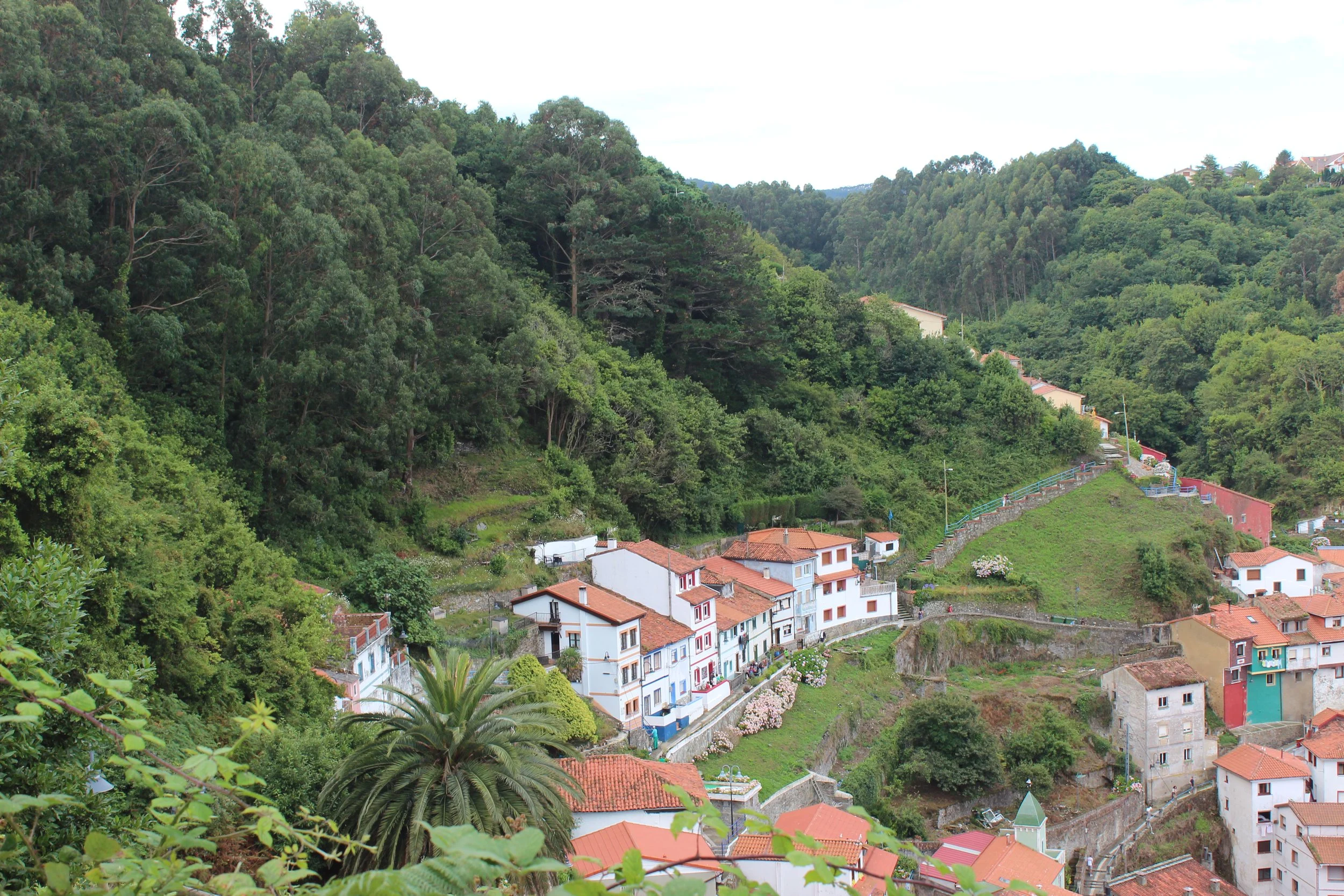 Vue plongeante sur Cudillero, village de la côte Nord Espagnole. Voyage Slow.