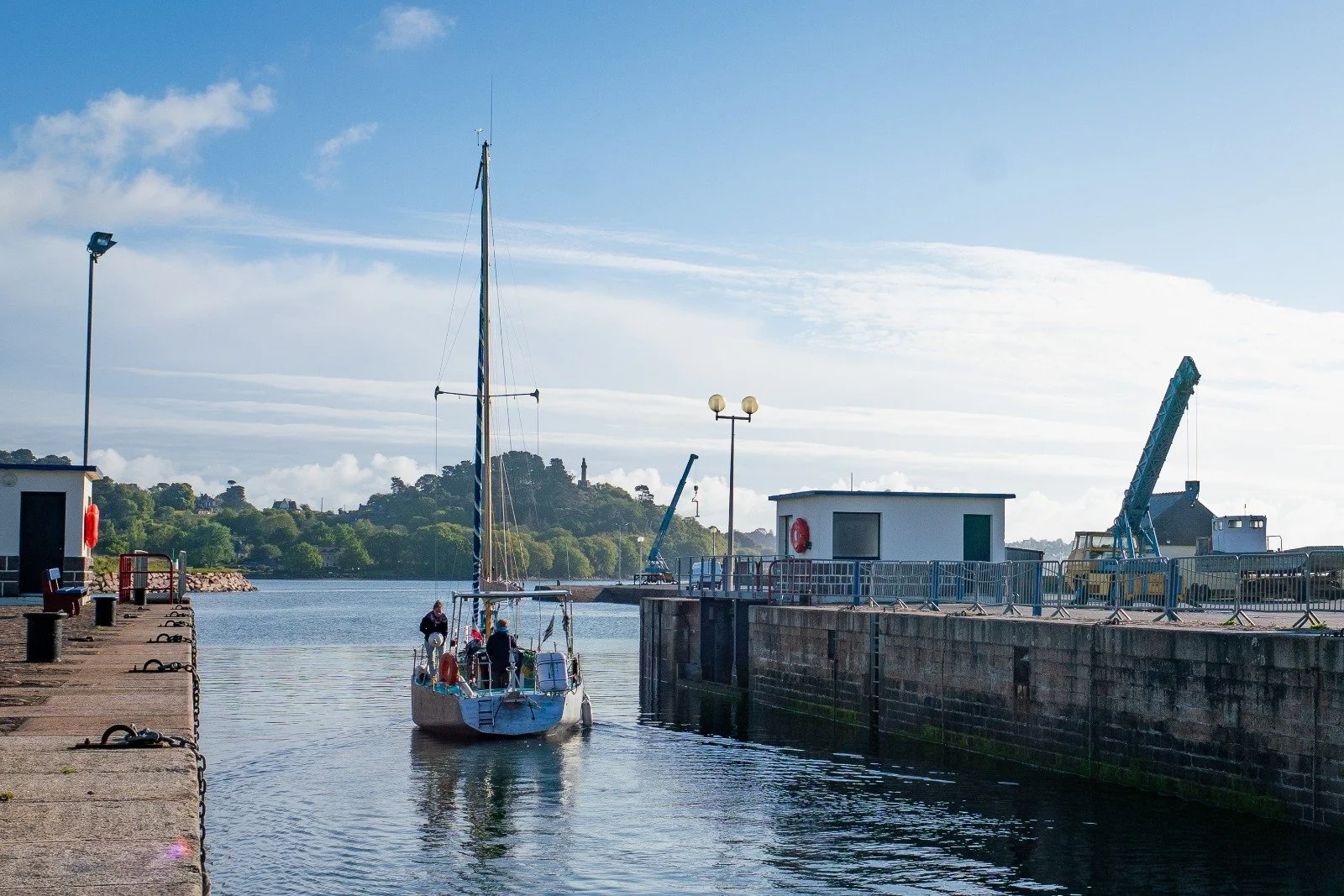 Voilier qui quitte le port de Paimpol, Bretagne, Slow Travel, Tour du monde