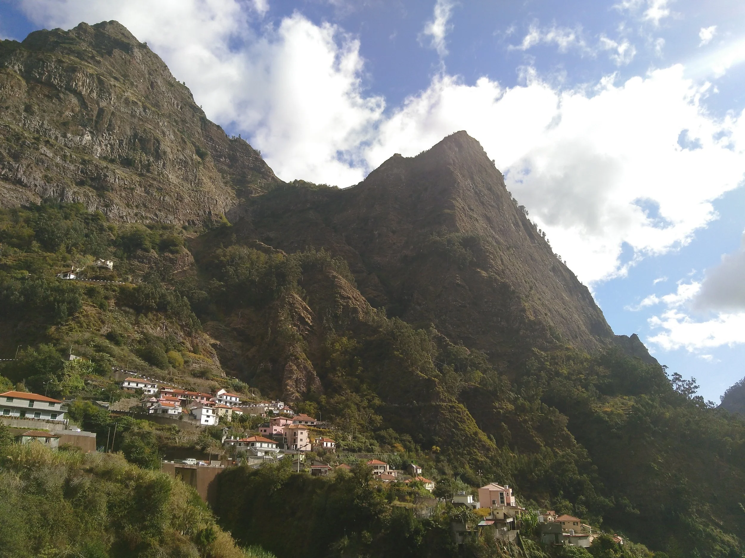 route en lacets Madère montagne