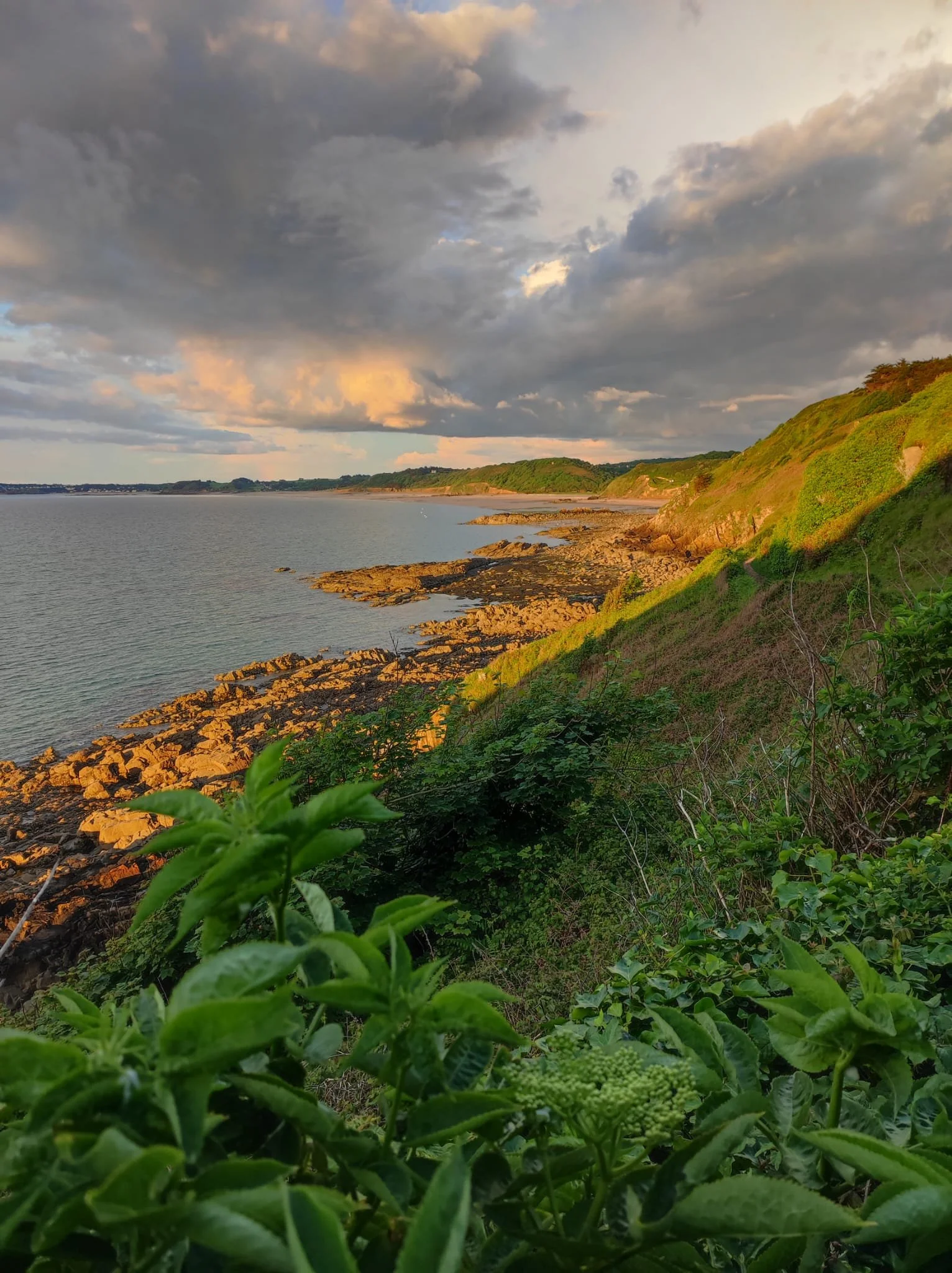 Coucher de soleil après une averse en bord de mer et ses falaises, Bretagne, slow travel