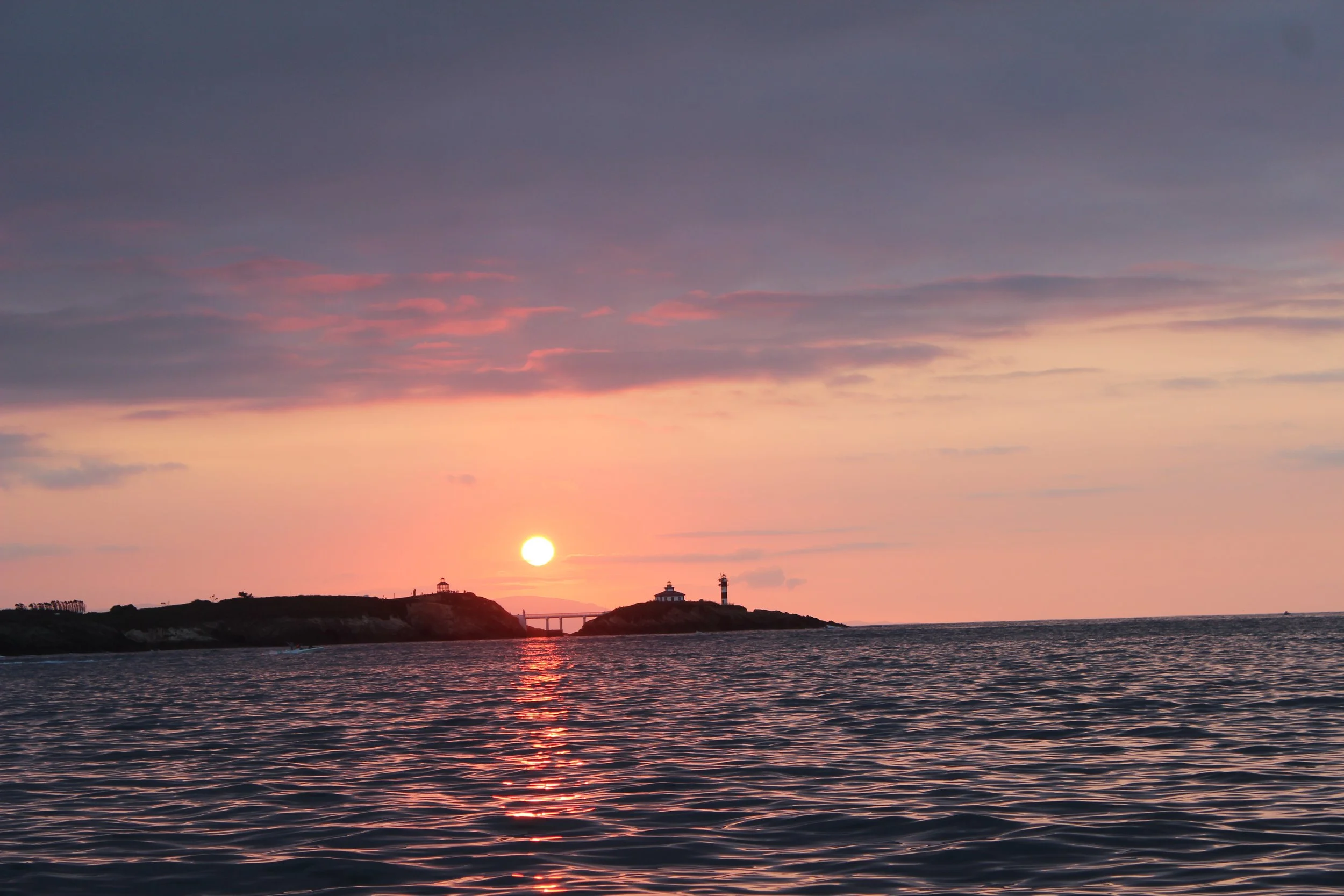 Coucher de soleil depuis la mer sur la terre, Asturies Espagne