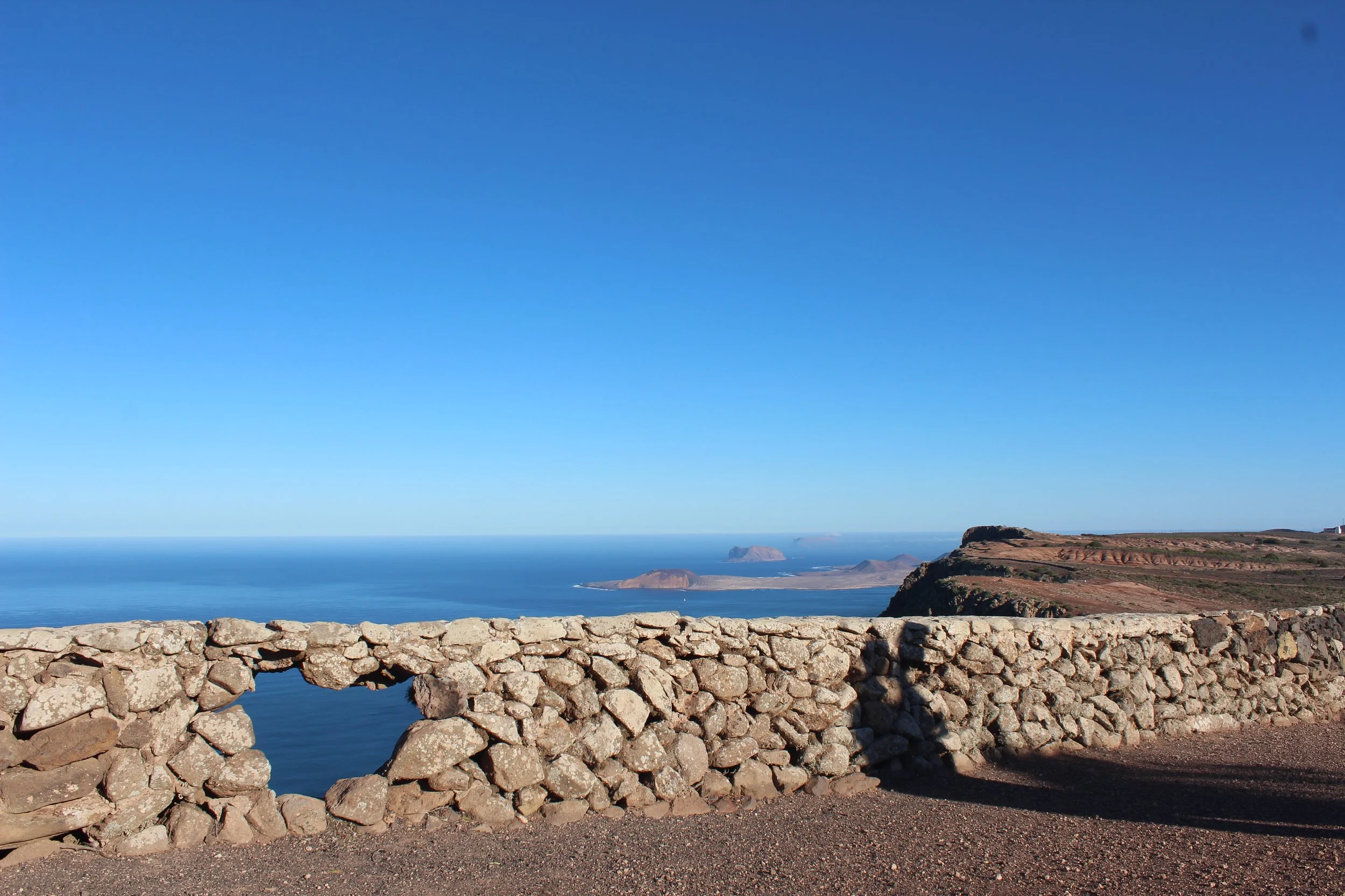 Point de vue sur la Graciosa, Nord de Lanzarote, avec un coeur dans un muret de pierres.