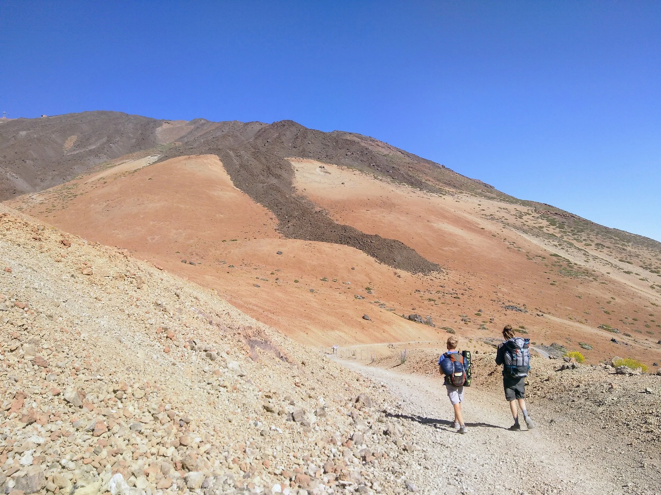 2 voyageurs randonneurs sur le Teide à Tenerife, Espagne
