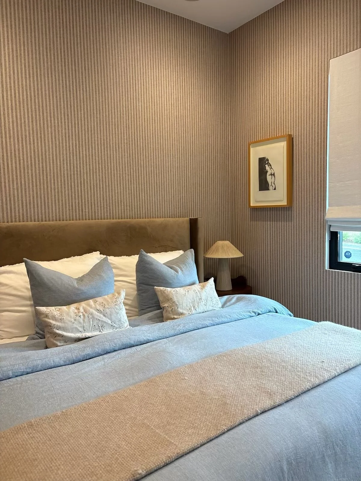 functionality with a side of DIY, we make things affordable and user friendly!! In this space we saved our clients money on the things that mattered most. Spent our budget on bedding, saved our money on wallpaper peel and stick. 💅🏾🛌❤️