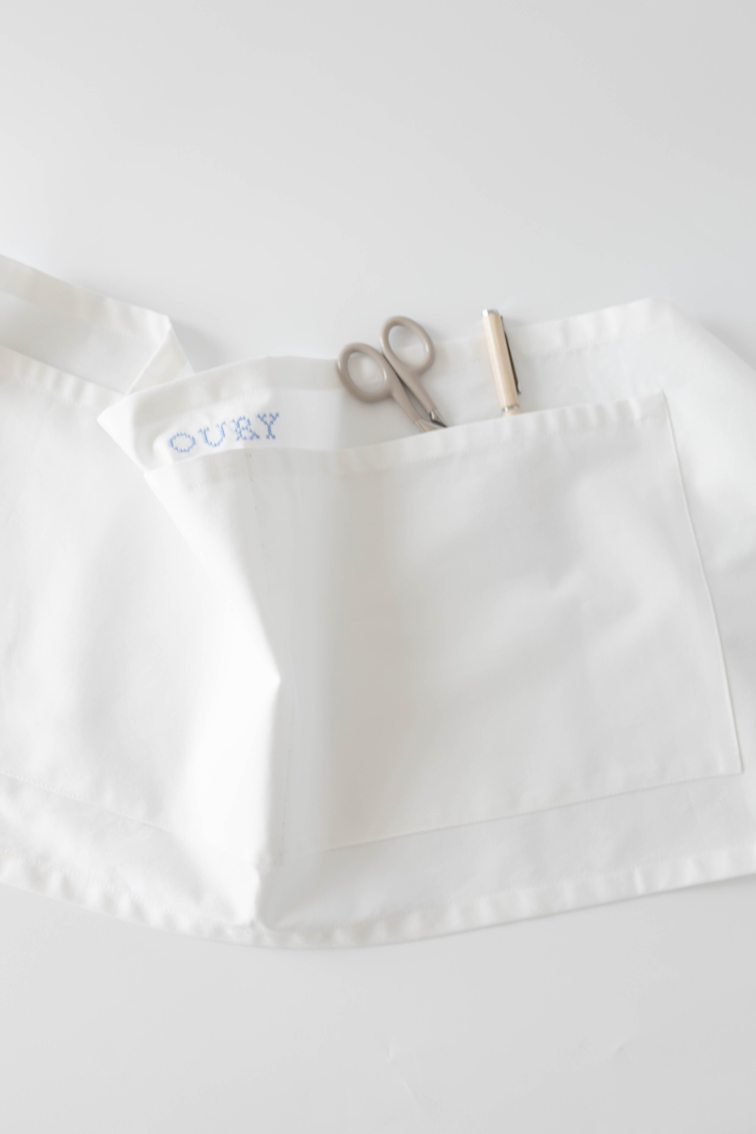 OURY-HOME-White-Cotton-Work-Apron-06.jpg