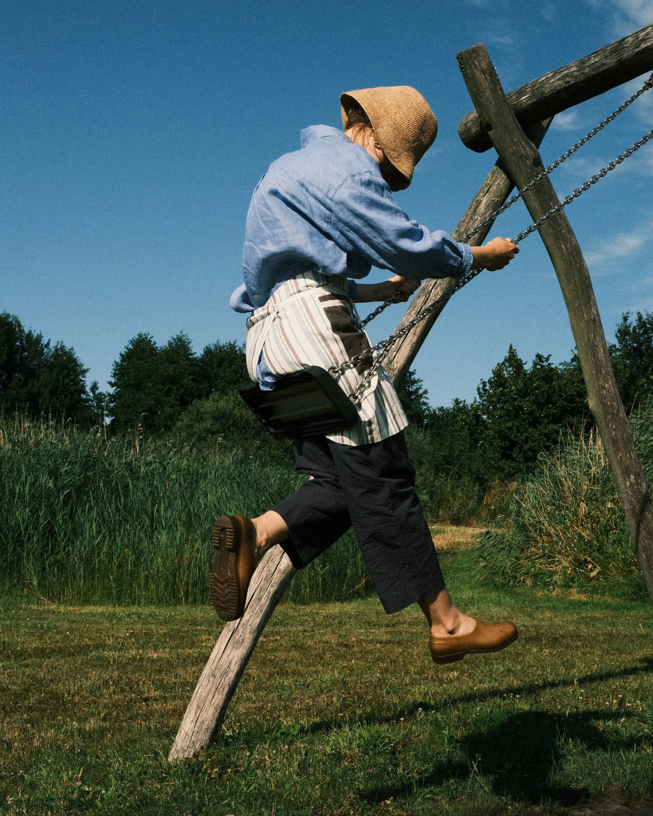 Waist apron in stripes. Made to be worn through the moments that fill a day.

Thoughtfully handcrafted from a natural linen&ndash;cotton blend, individually cut and sewn in our Amsterdam atelier.