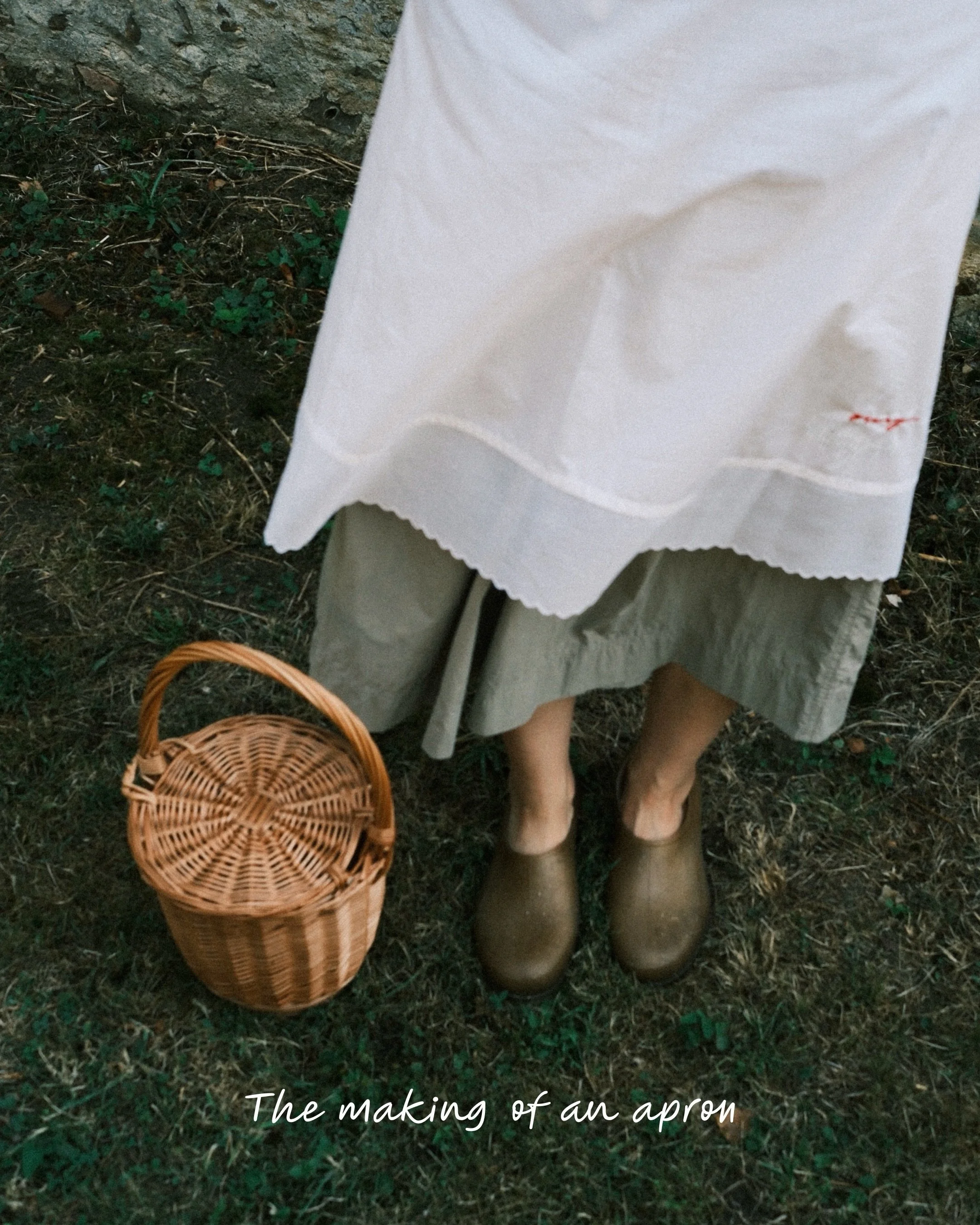 We have always been drawn to the smallest details, carefully finished edge, a delicate stitch, a fold made just so.

Details that ask for a little more time and attention.

Each apron is made to order in our Amsterdam atelier, with this same attentio