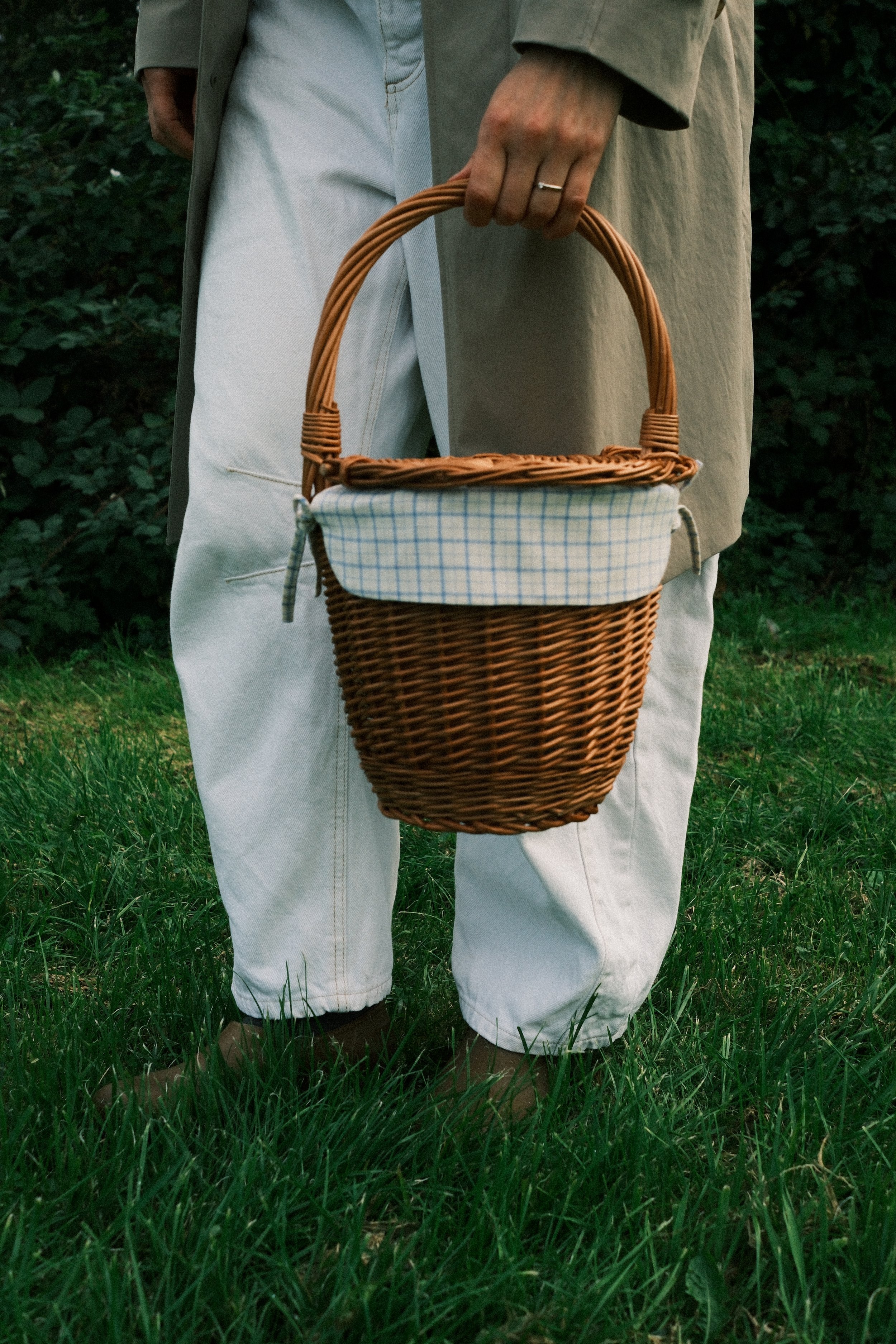oury-home-woven-picnic-basket-model-front-view.jpg