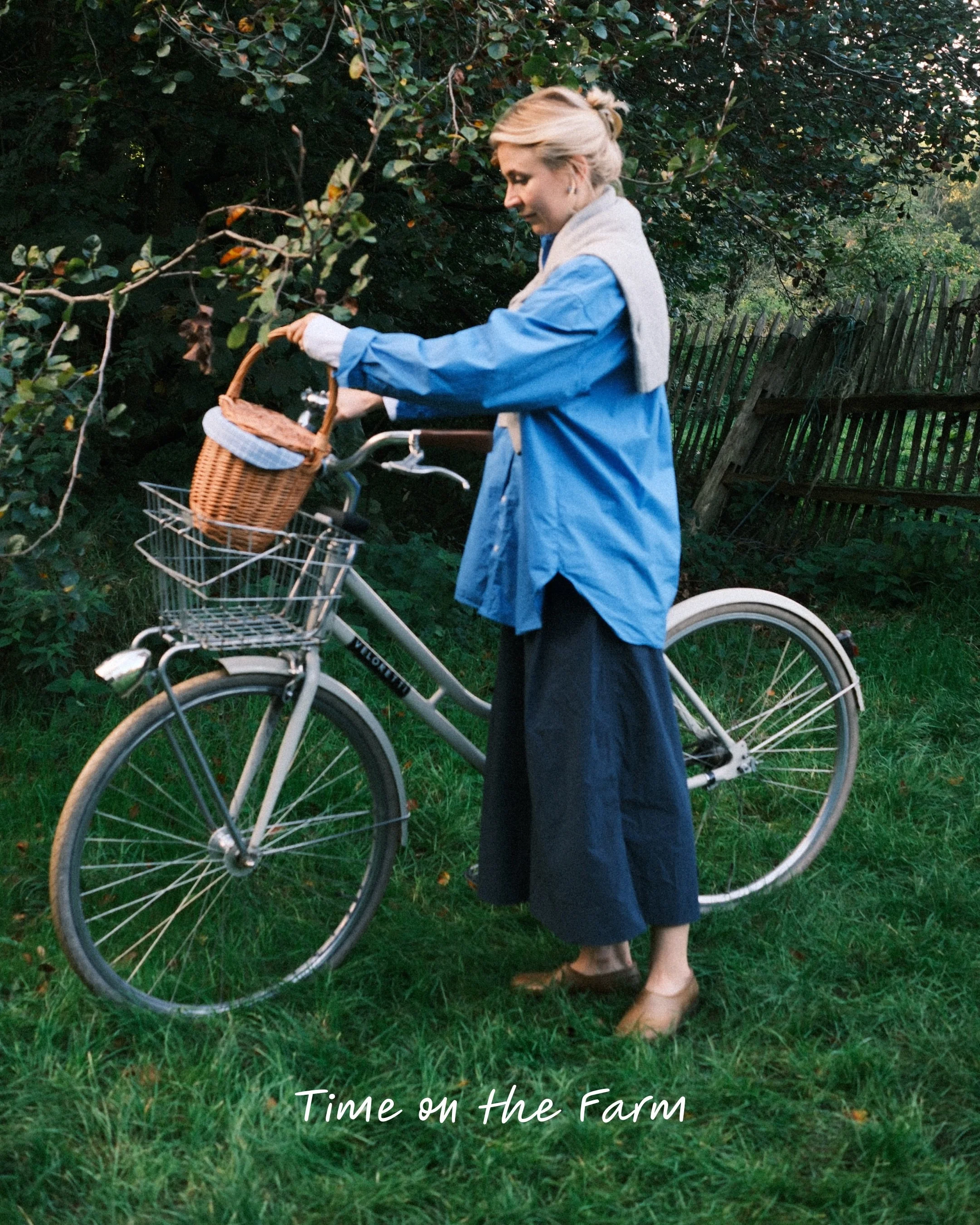 Imagine a day spent wandering around the farm, gathering fresh fruit, enjoying the country air, and watching nature slowly change with the arrival of autumn.

From the orchards to the old barns, past open fields and little country paths. The last of 