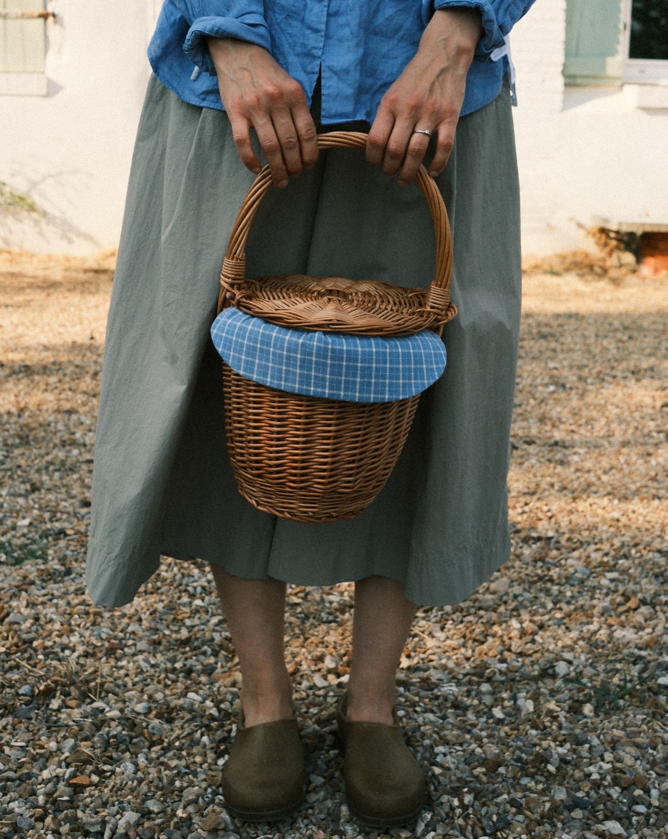 A new season brings its own little pleasures. Long walks through the park, gathering the last fruits from the garden, stopping by the market on the way home, or spending an afternoon wandering through the city. Baskets and scarves to take along, wher