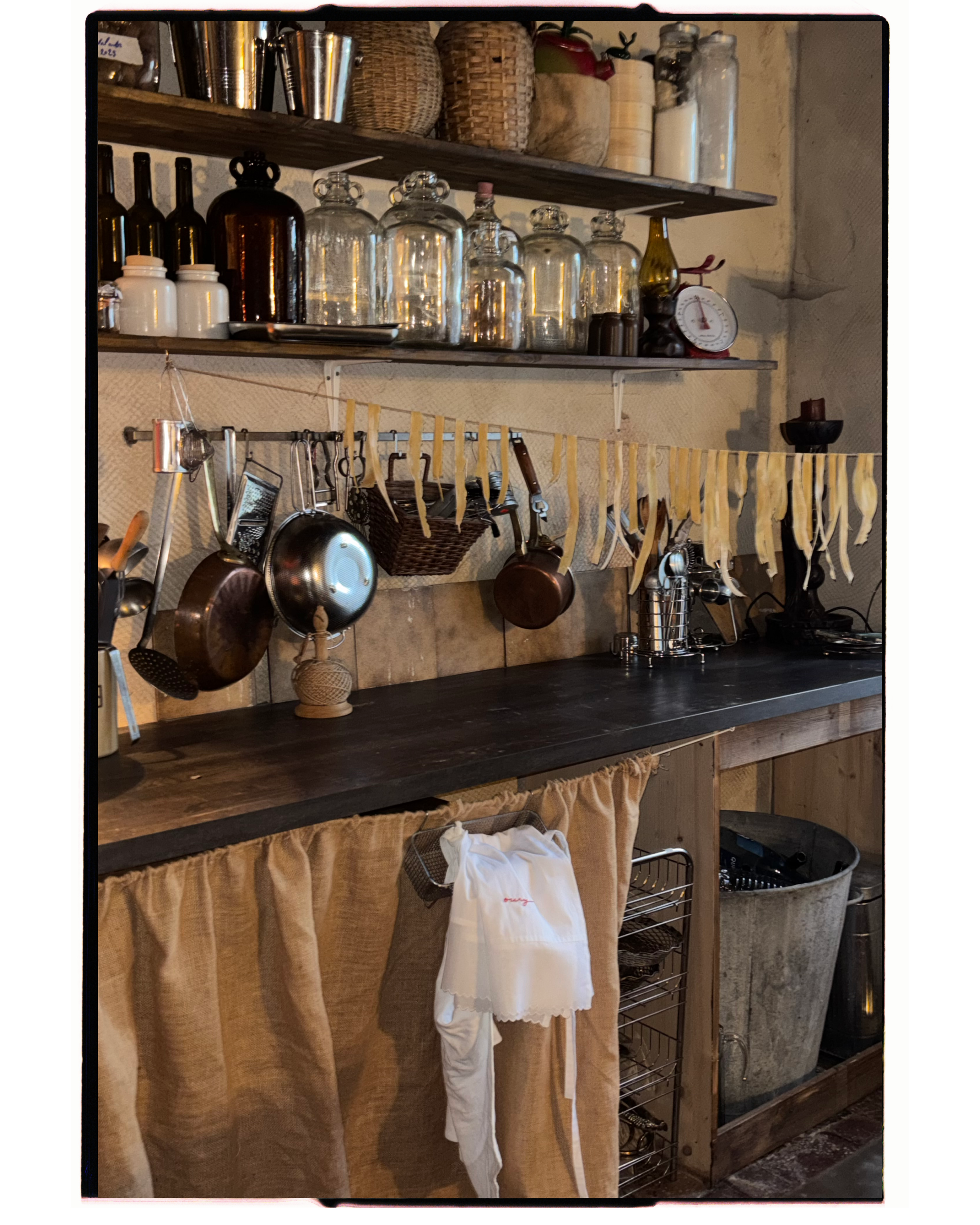 oury-home-les-hirondelles-country-kitchen-hanging-linen-apron.png