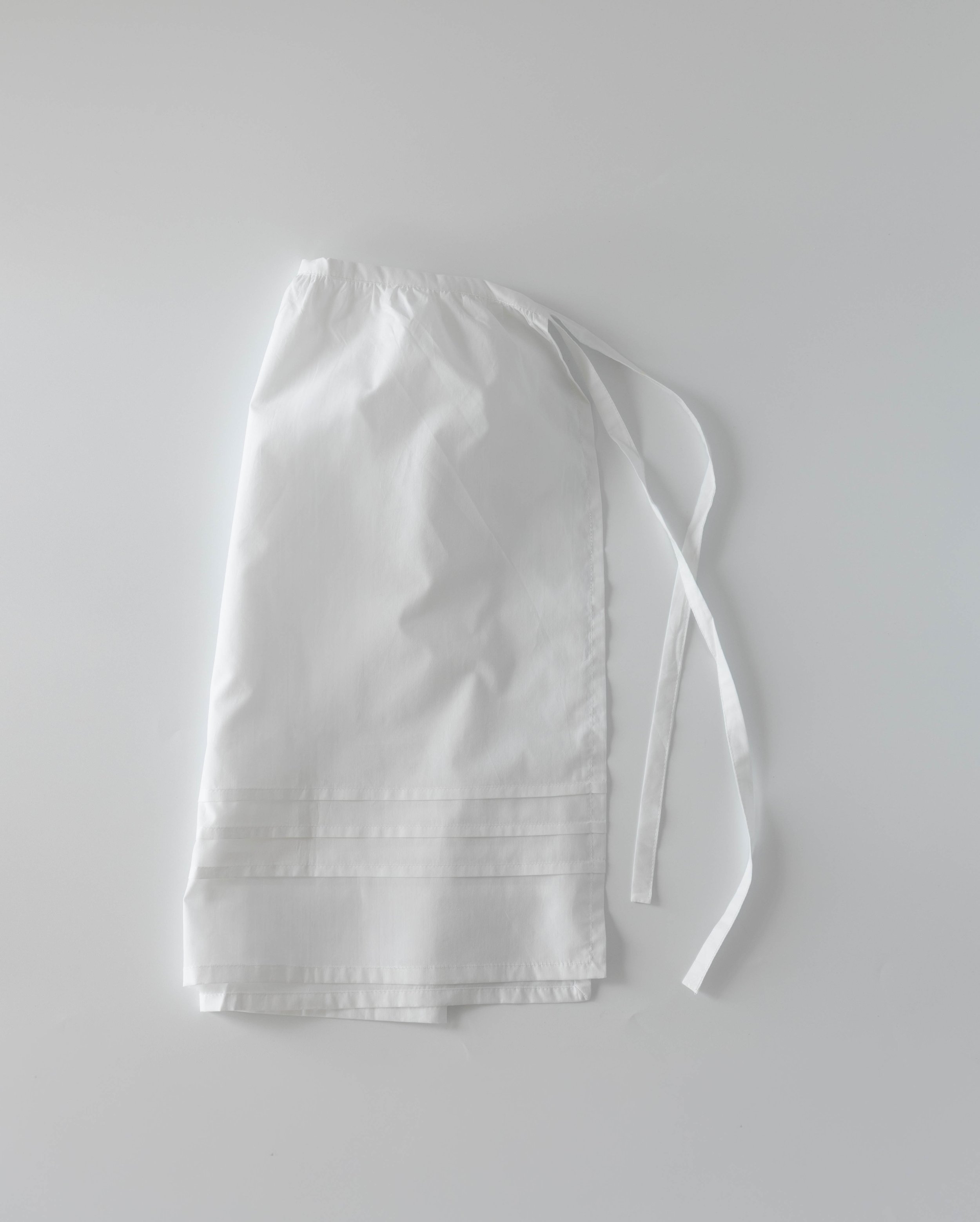 OURY-HOME-White-Cotton-Pintuck-Apron-01.jpg