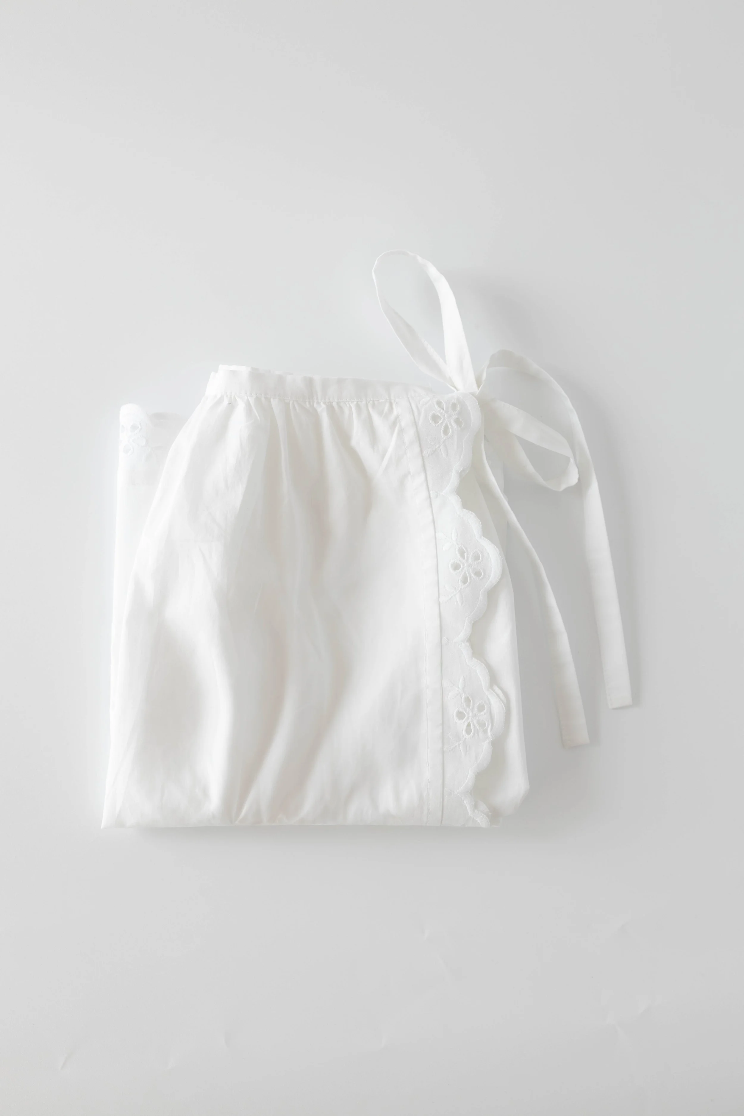OURY-HOME-White-Broderie-Anglaise-Apron-09.jpg