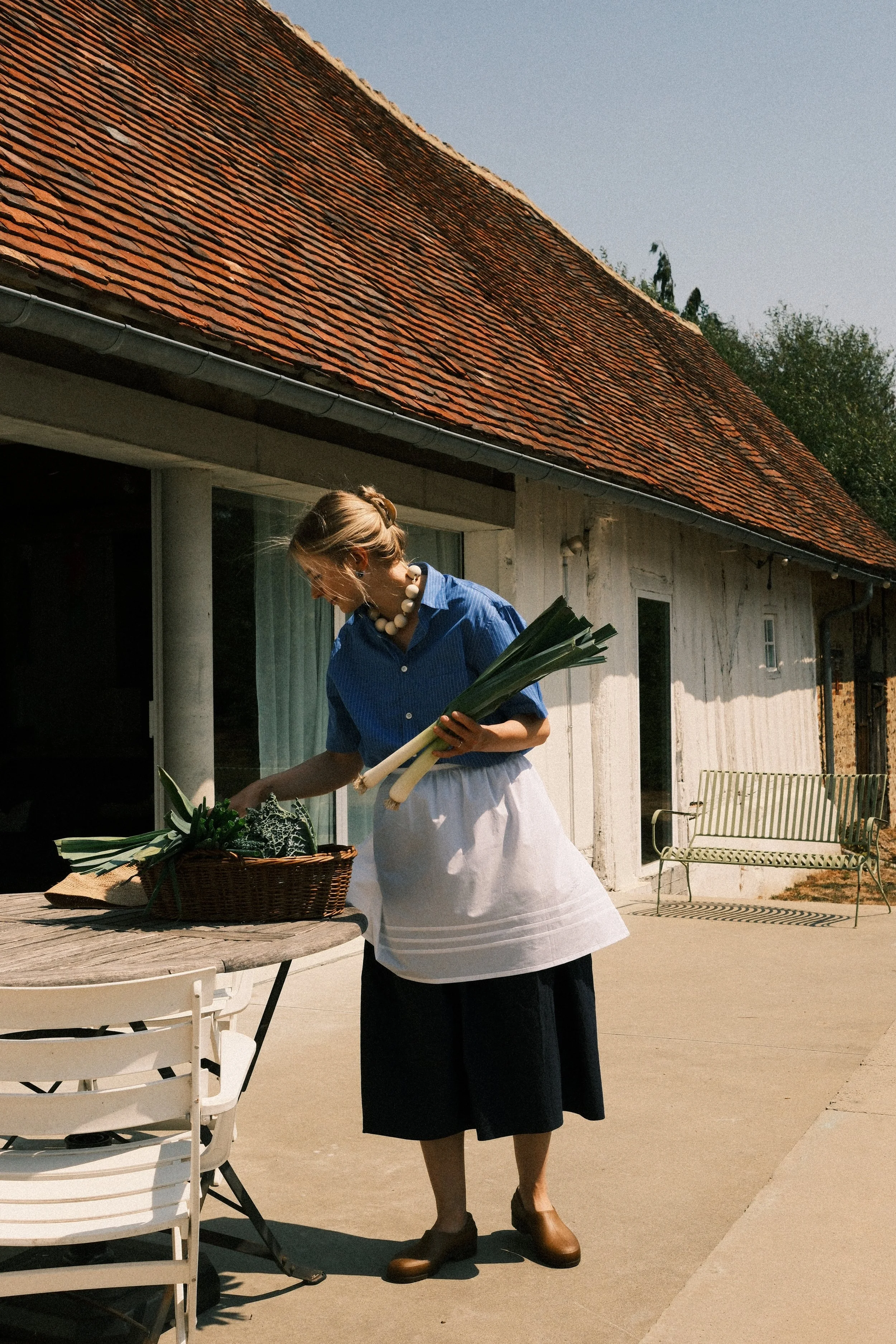 OURY-HOME-White-Cotton-Pintuck-Apron-07.JPG