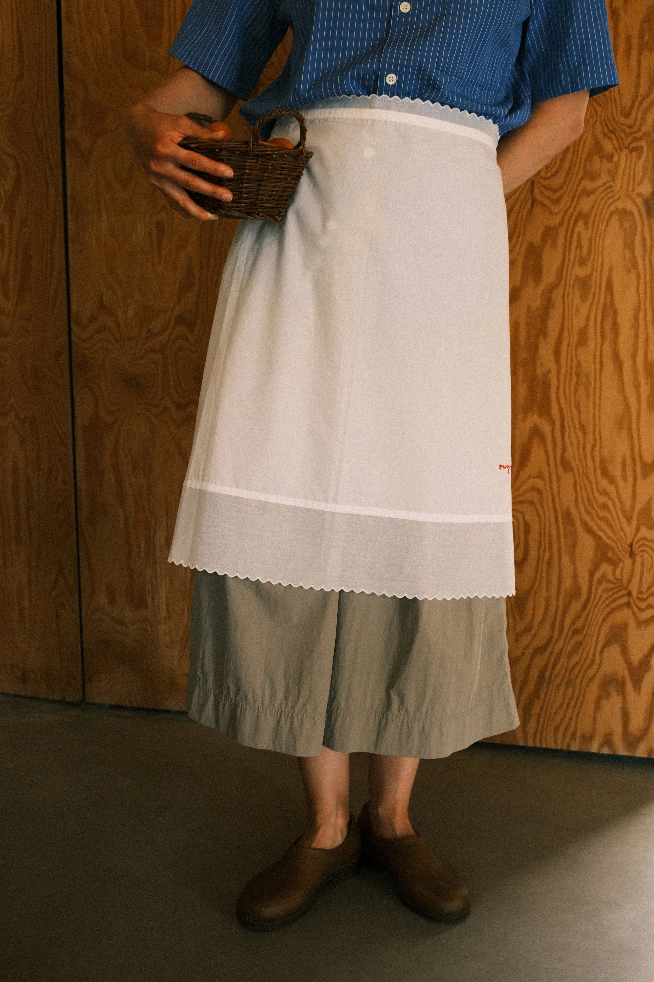OURY-HOME-White-Cotton-Long-Apron-10.JPG