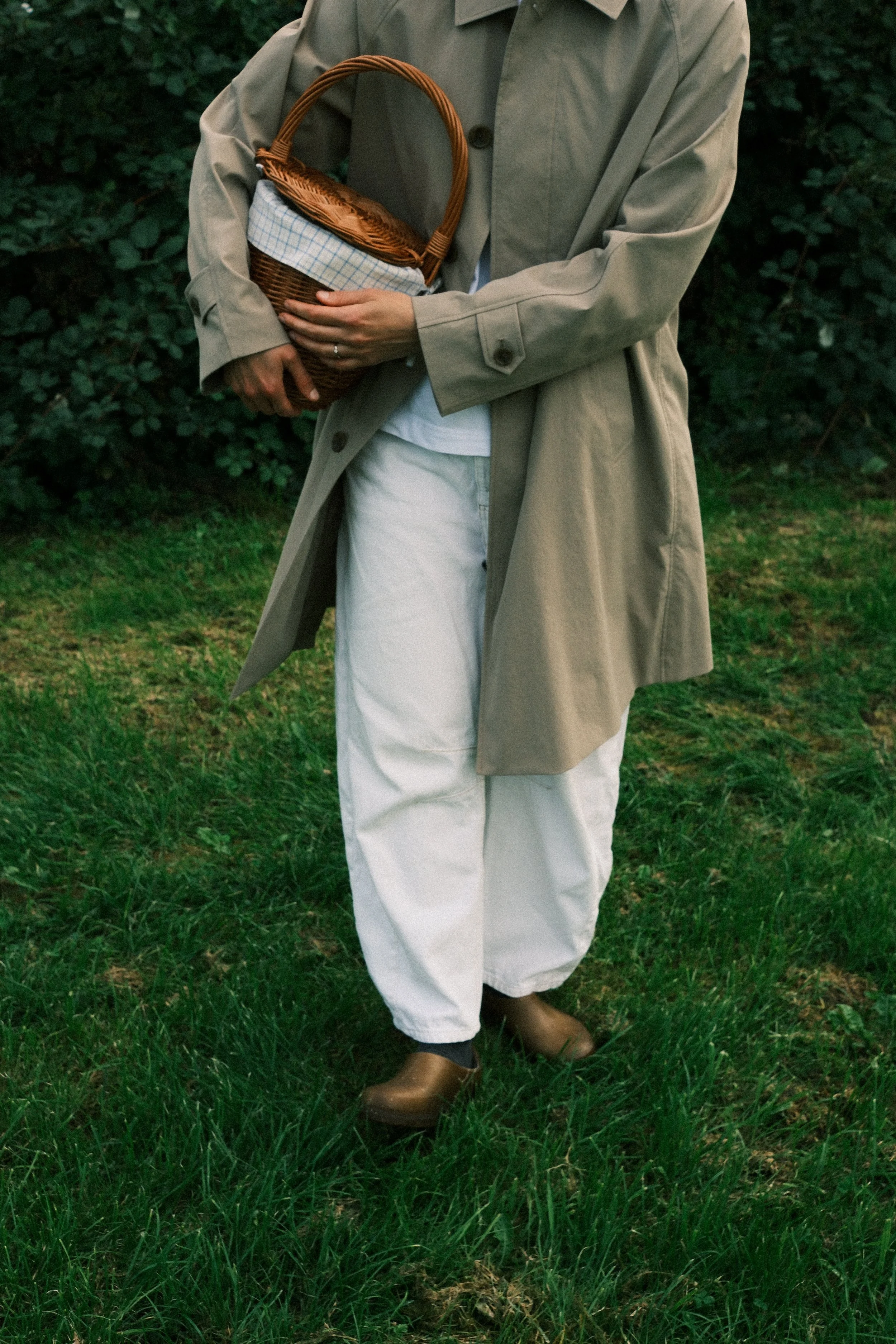oury-home-woven-picnic-basket-walking-lifestyle.jpg