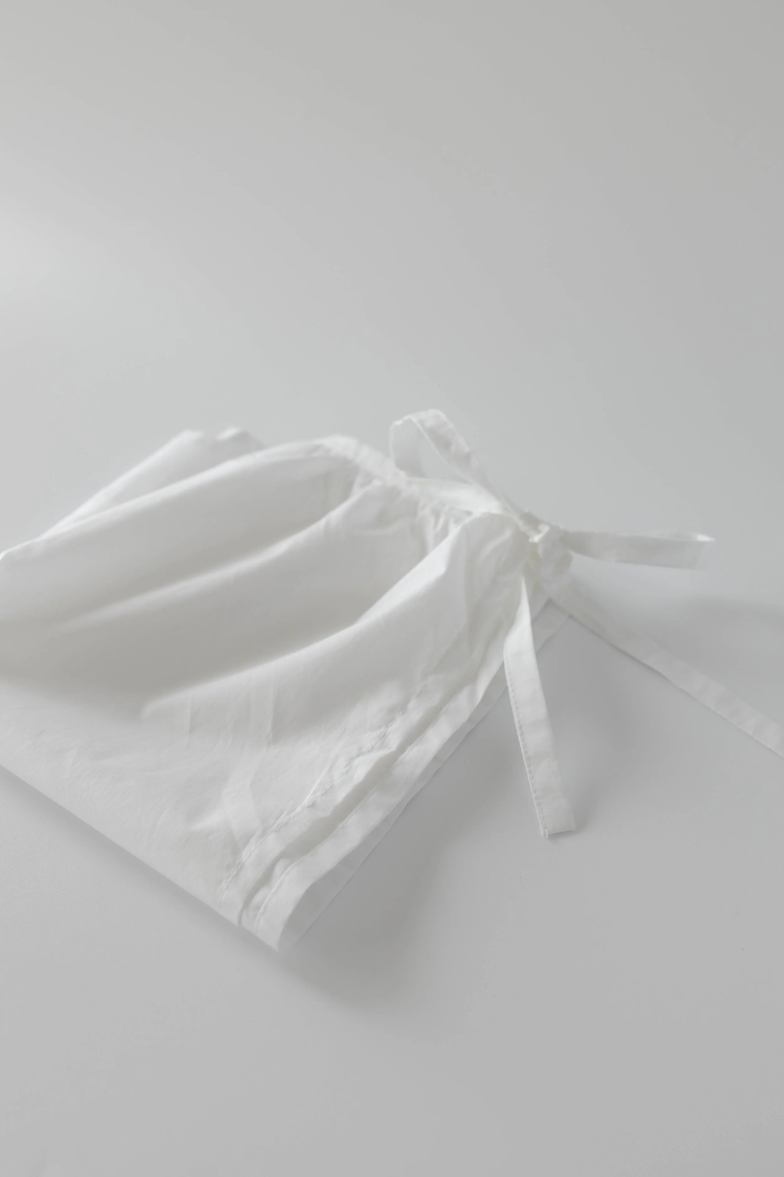 OURY-HOME-White-Cotton-Pintuck-Apron-03.jpg