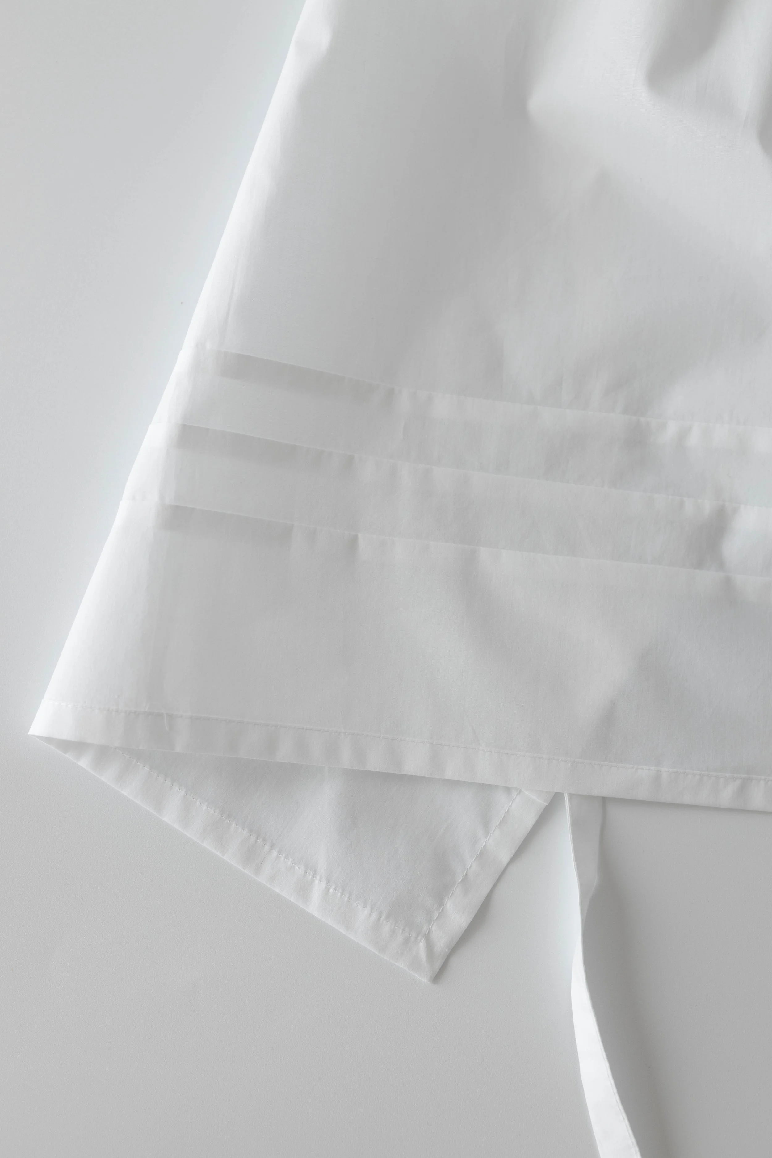 OURY-HOME-White-Cotton-Pintuck-Apron-06.jpg