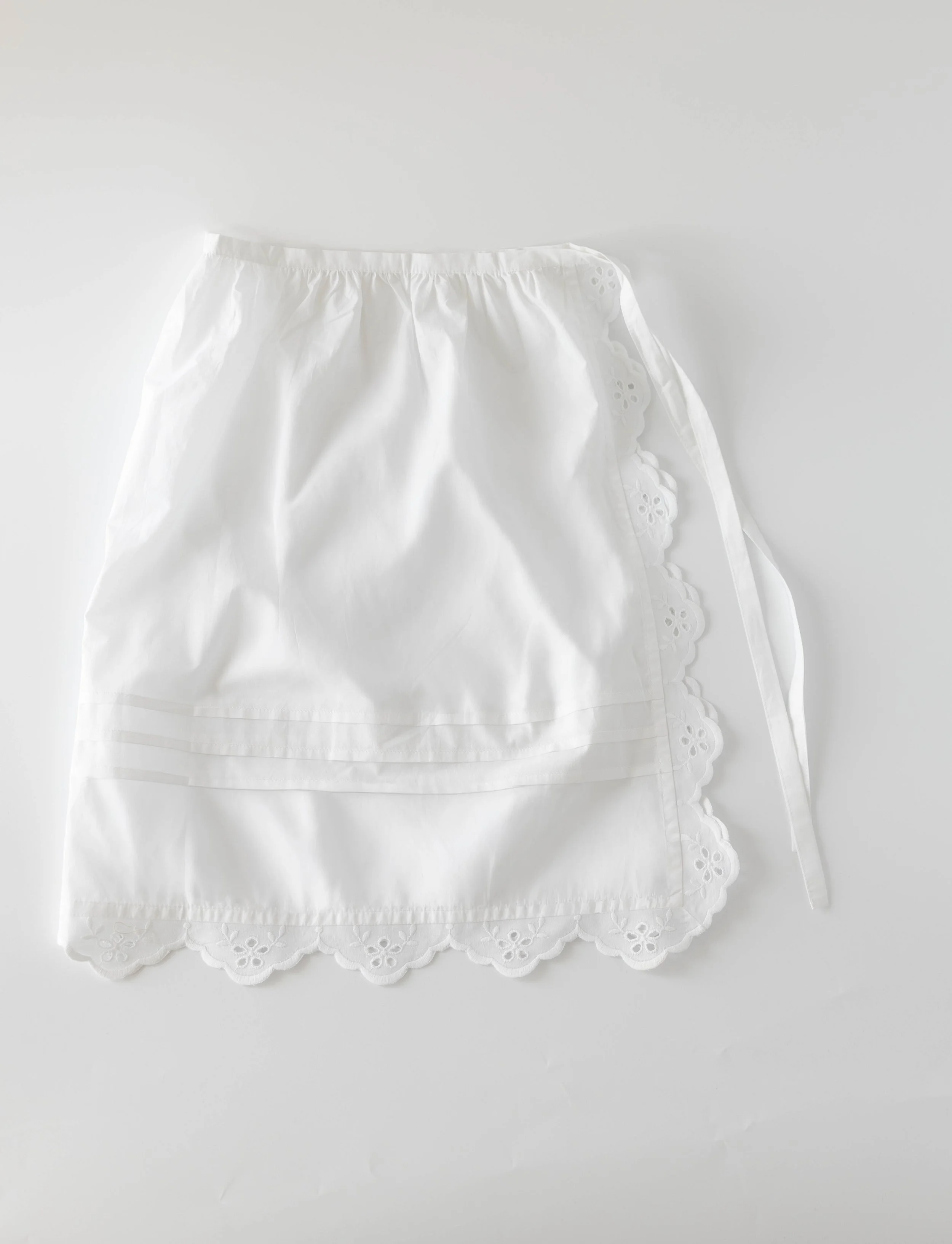 OURY-HOME-White-Broderie-Anglaise-Apron-08.jpg