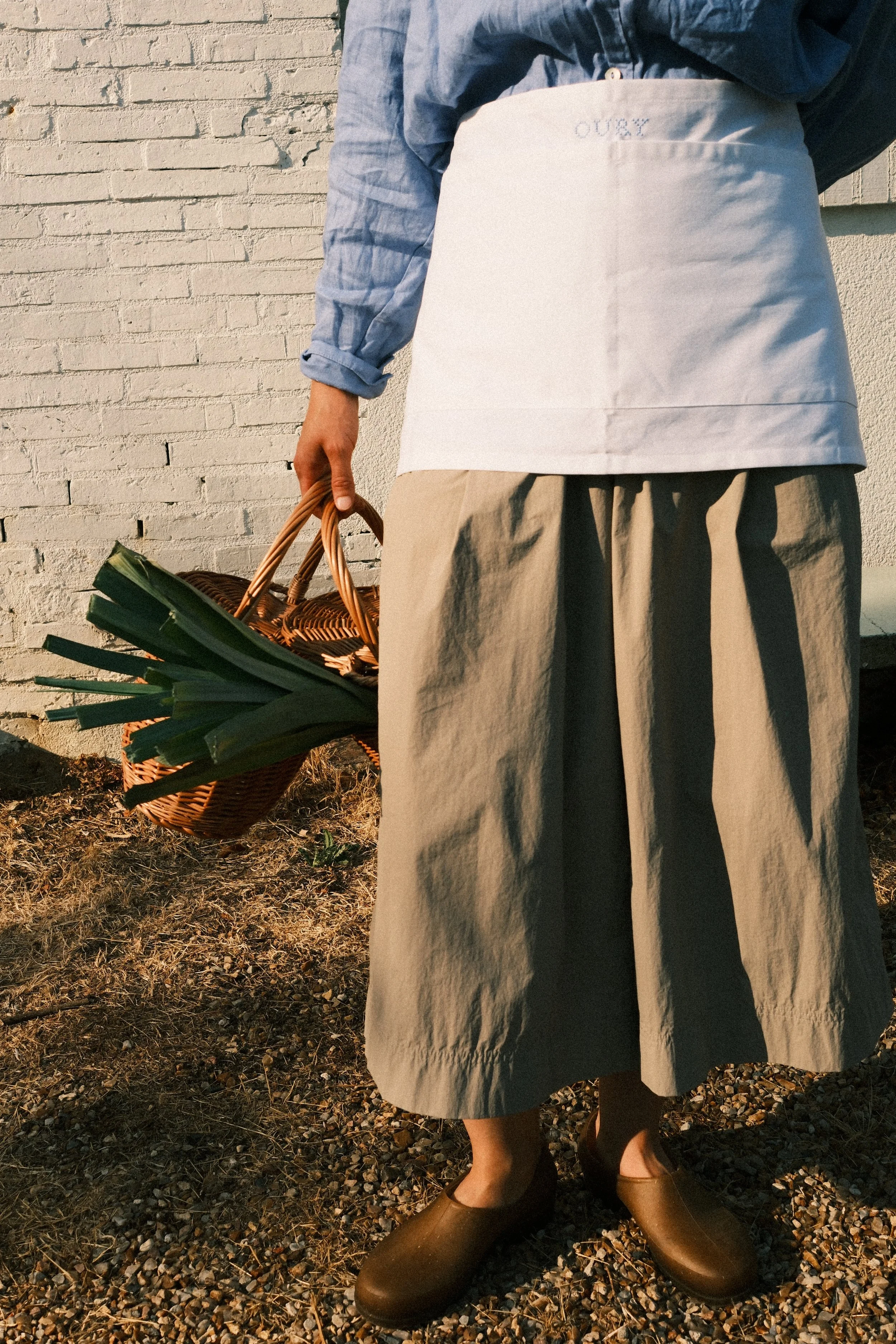 OURY-HOME-White-Cotton-Work-Apron-09.JPG