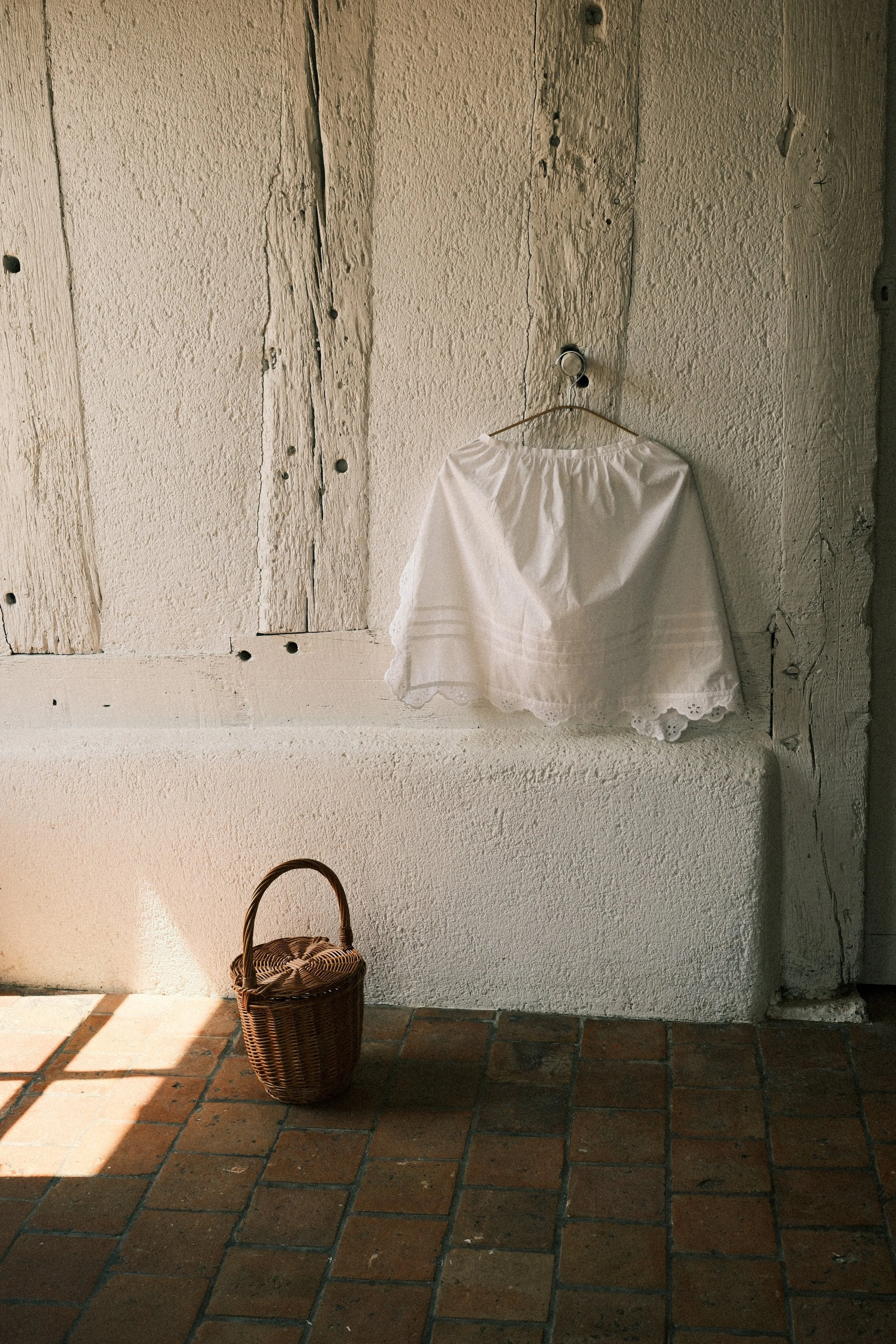 OURY-HOME-White-Broderie-Anglaise-Apron-14.JPG