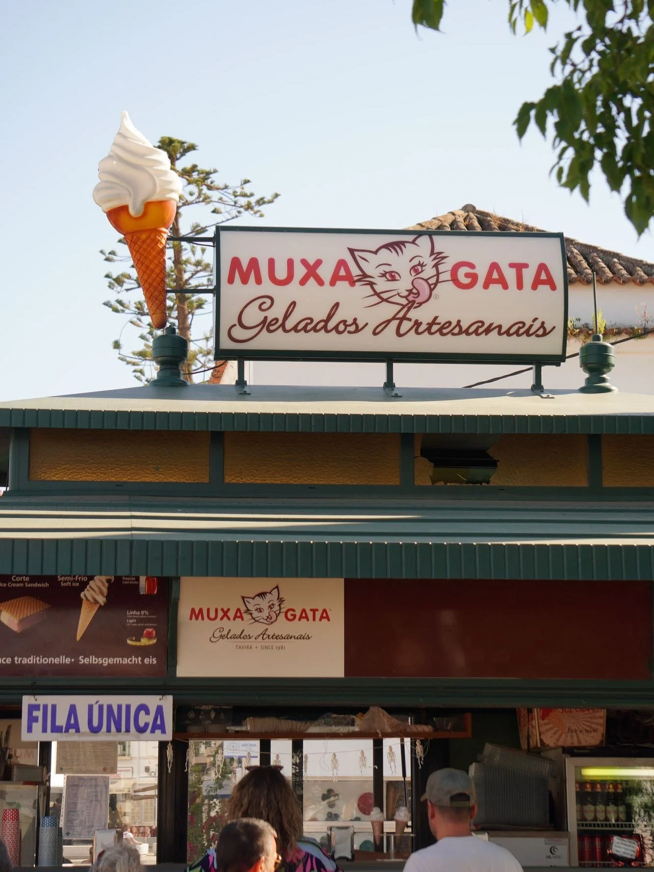 If you&rsquo;re in Tavira on a Saturday, make time for a stroll through Jardim P&uacute;blico. 

🍦🌴🍯 

The whole place comes to life: people browsing the stalls, caf&eacute; tables spilling into the sunshine, and families lining up for a scoop (or