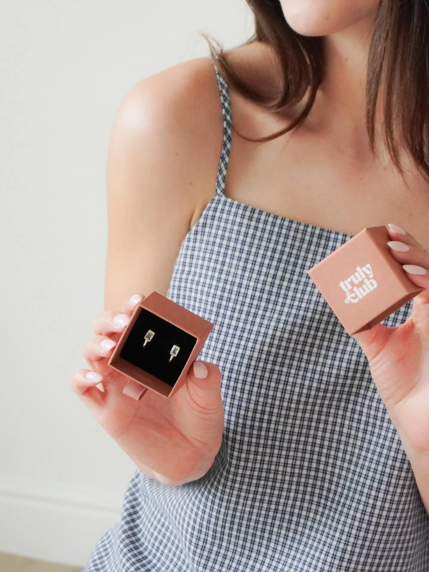 You&rsquo;ve got mail 💌 Fun campaign for @trulykustom and their monthly jewelry subscription! 

Model: @hailey.stead 
Studio: @southlightstudio.ut