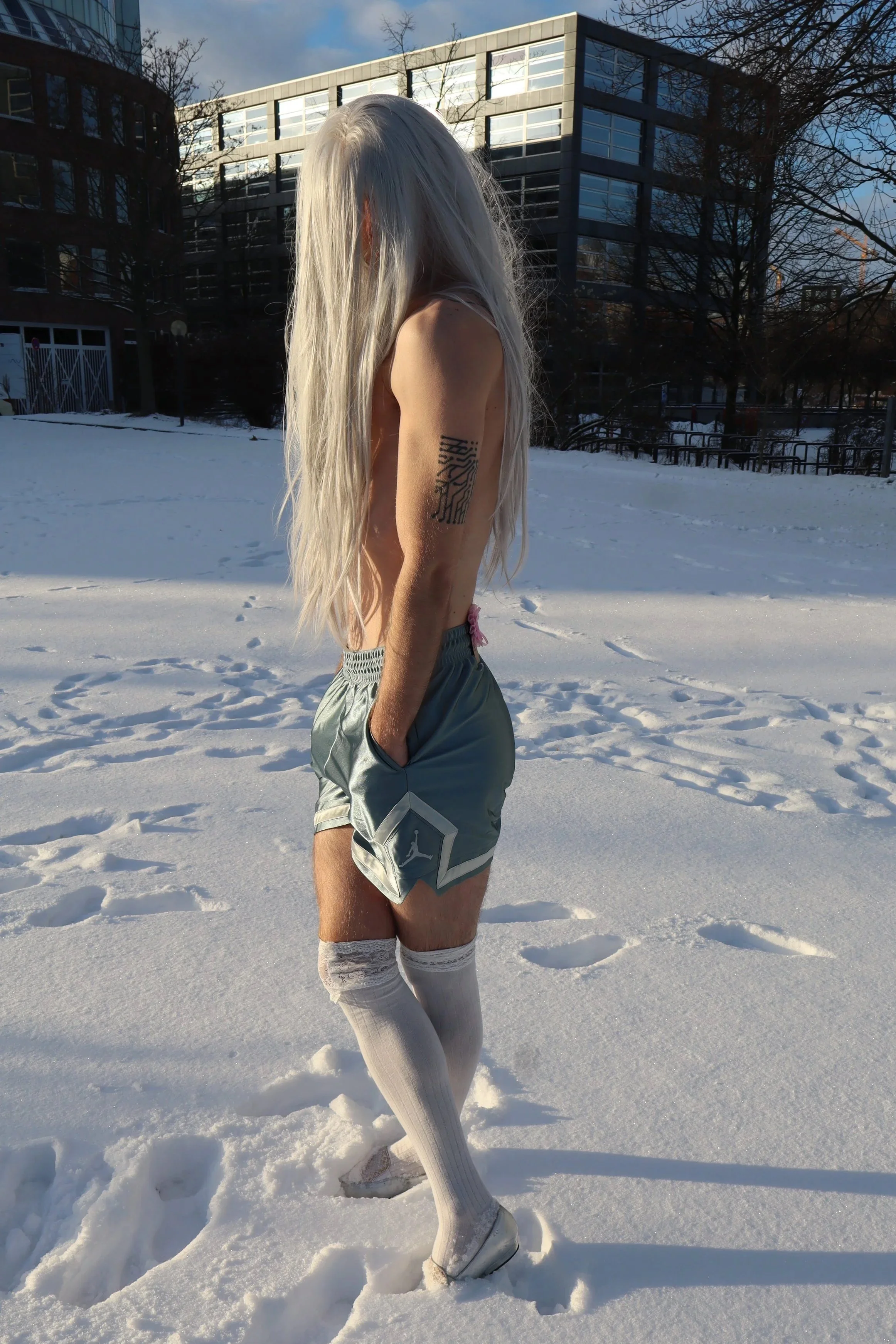 Ave Vanilla - live outdoor performance in Berlin at 9 am. Artist minimalist body art performance outdoor winter.