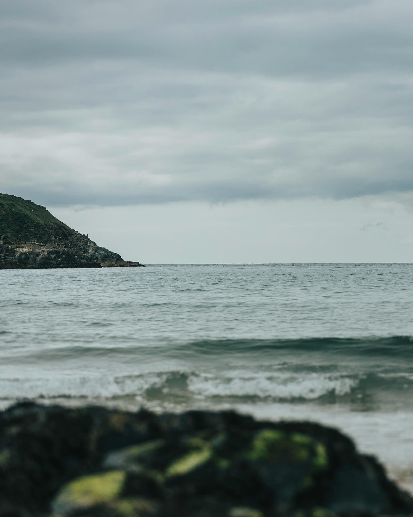 I love the mountains but sitting by the ocean while the calm waves gently trickle in is a whole different kind of therapeutic experience.
#oceanlover #peacewithin #calm #theraputic #waves #deepblue #respectouroceans #soundsofnature