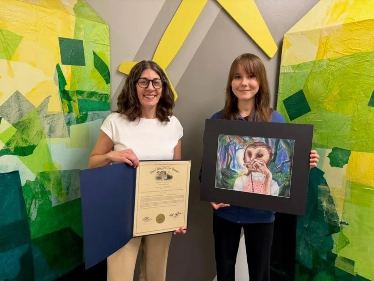 Congratulations to @sycamore_schools student, Kira Iovenko, whose artwork, "ASL Bird" is now hanging at the Statehouse.

The piece was assigned by art teacher, Elise Williams, as a hand study which incorporated American Sign Language (ASL) 