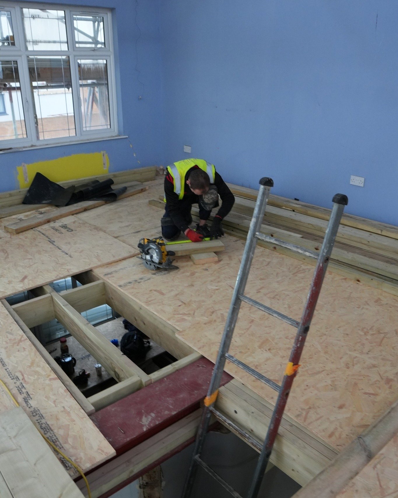 The strength of a great floor starts beneath your feet. π£πͺ.
Laying down the groundwork — quite literally! πͺ΅
Here’s a behind-the-scenes look at our 22mm chipboard flooring going in. This isn’t just any floor — it’s t