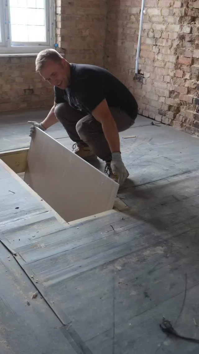 Ever carried a fridge-sized plasterboard up a narrow staircase?
πͺ Watch our team at Mammoth Design and Build pull off the impossible, no shortcuts, just pure muscle, coordination, and zero drama.
#ConstructionLife #Plasterboarding #HomeBuildUK #M