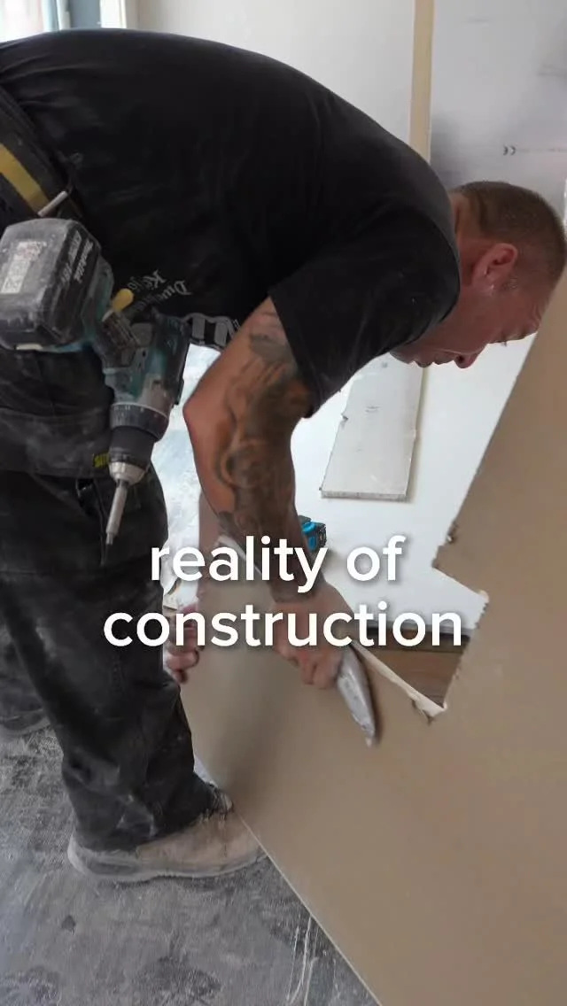 This mistake could bring your ceiling crashing down!
Most UK ceilings are built without proper metal framing, which means sagging, cracks or worse π±.
At Mammoth Builds, we use the full MF ceiling system angles, channels, primaries & furring b