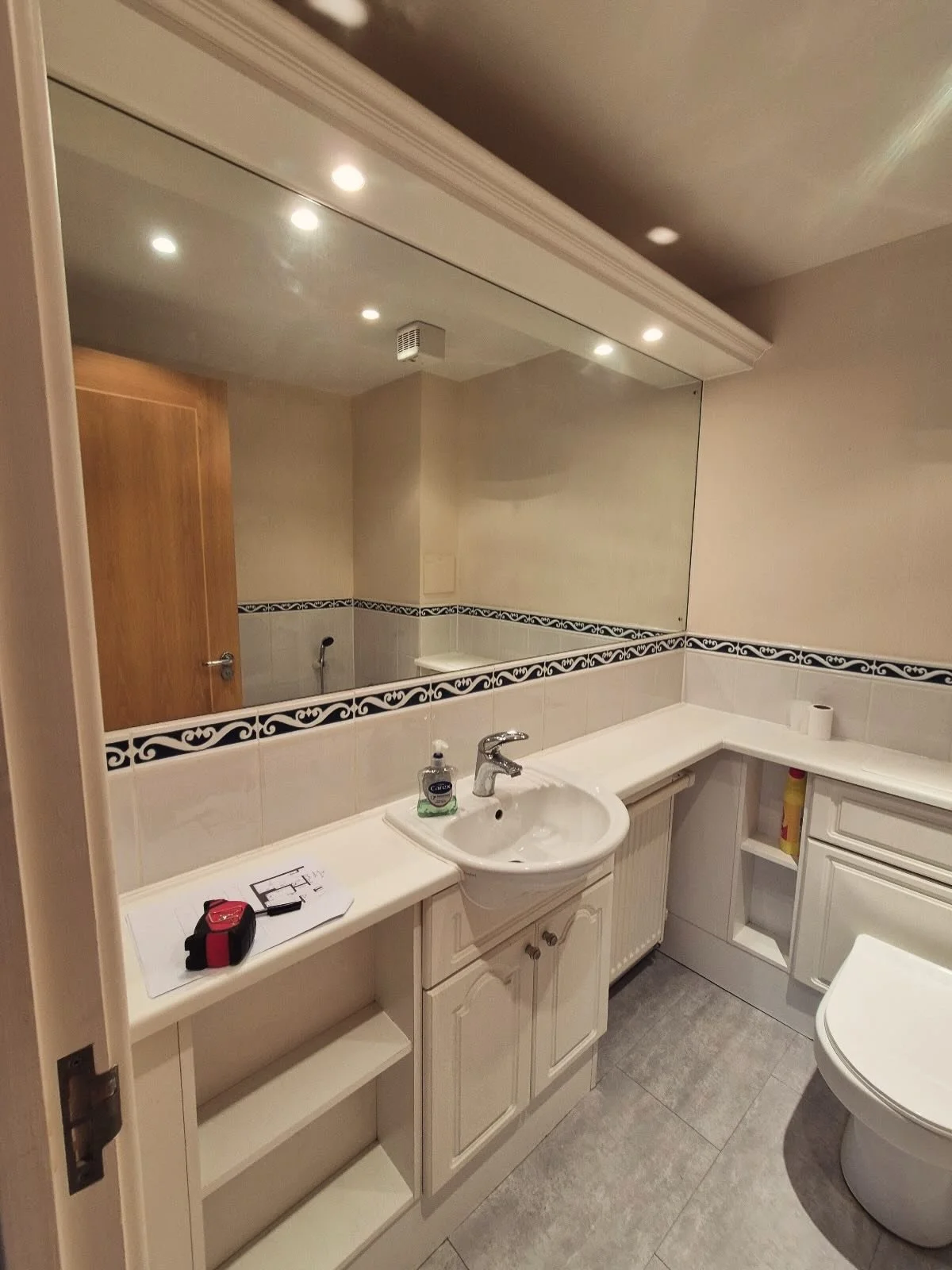 🏗️ Design vs. Constraints: The Ultimate Bathroom Refresh
Ever walked into a bathroom and felt&hellip; tired? 😴 This first-floor flat was stuck in the past and screaming for a serious upgrade. But here&rsquo;s the catch: it wasn&rsquo;t going to be 